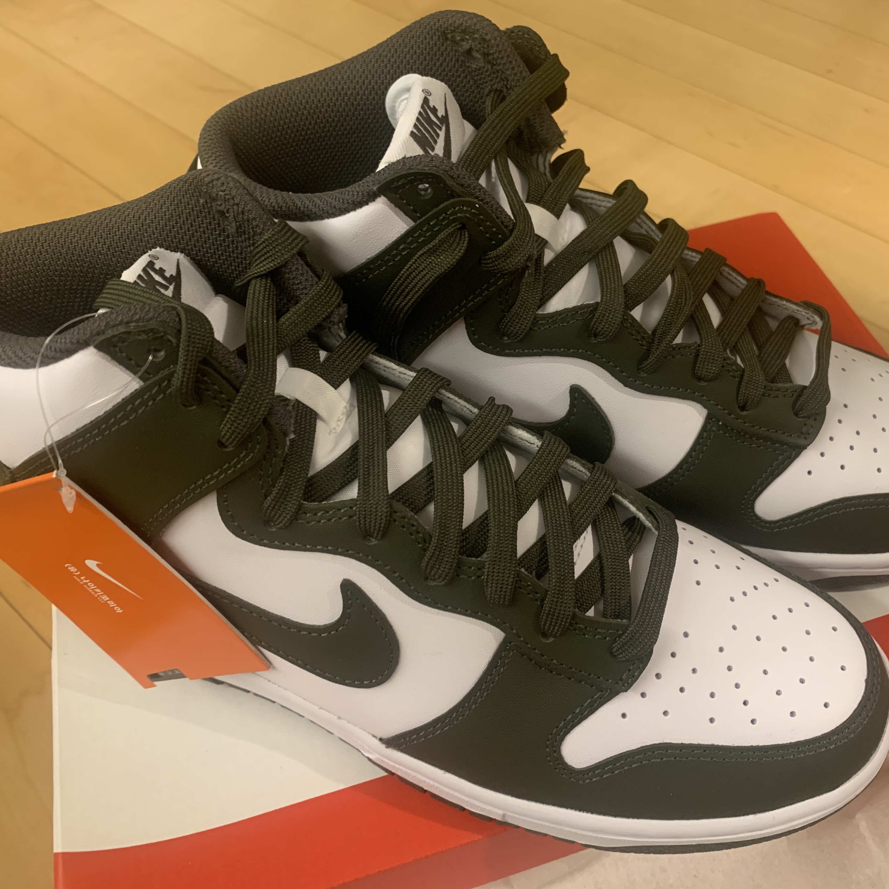 Nike Dunk High Retro Championship Khaki 착용 스타일