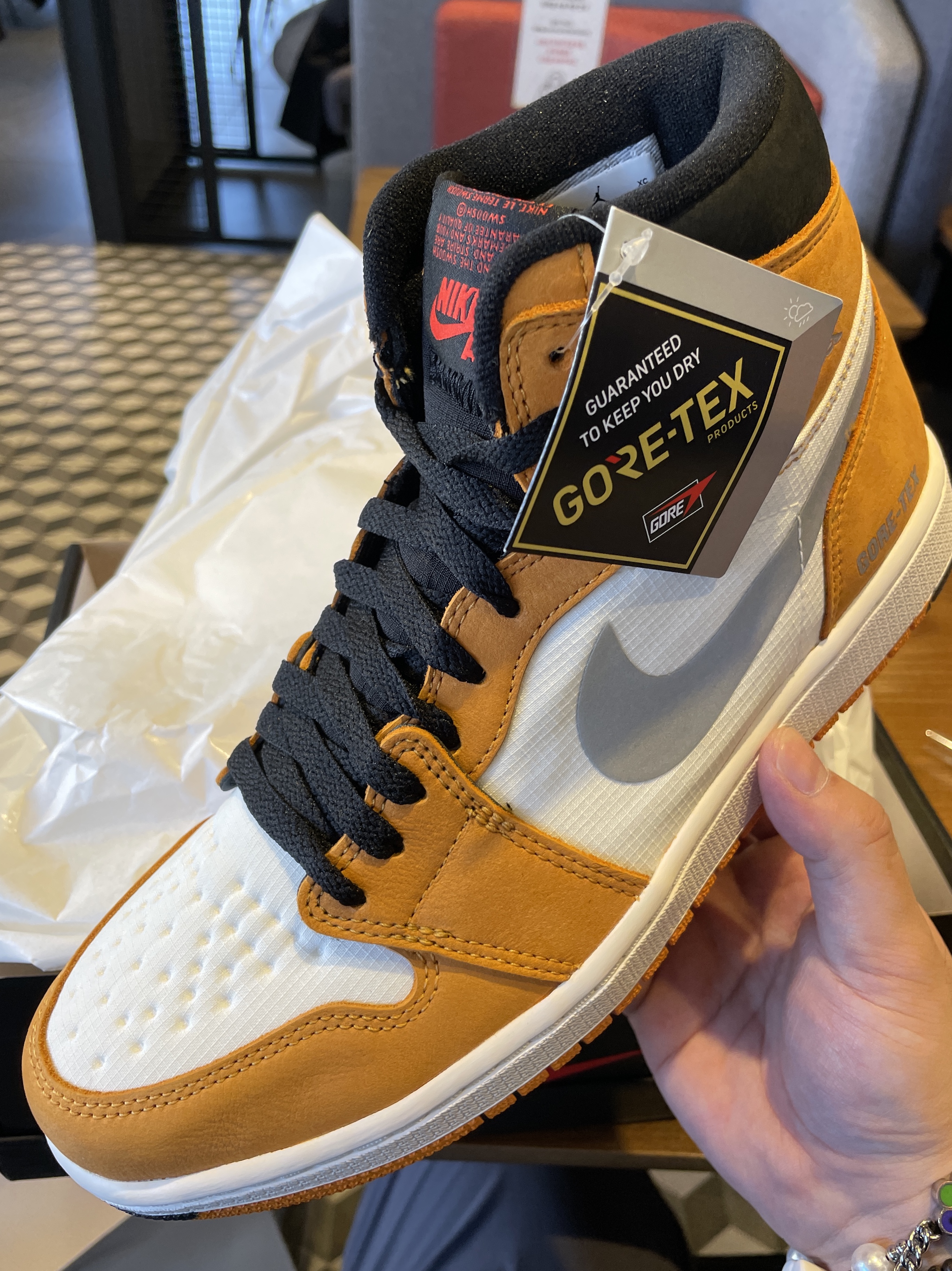 Jordan 1 Element Gore-Tex Light Curry 착용 스타일