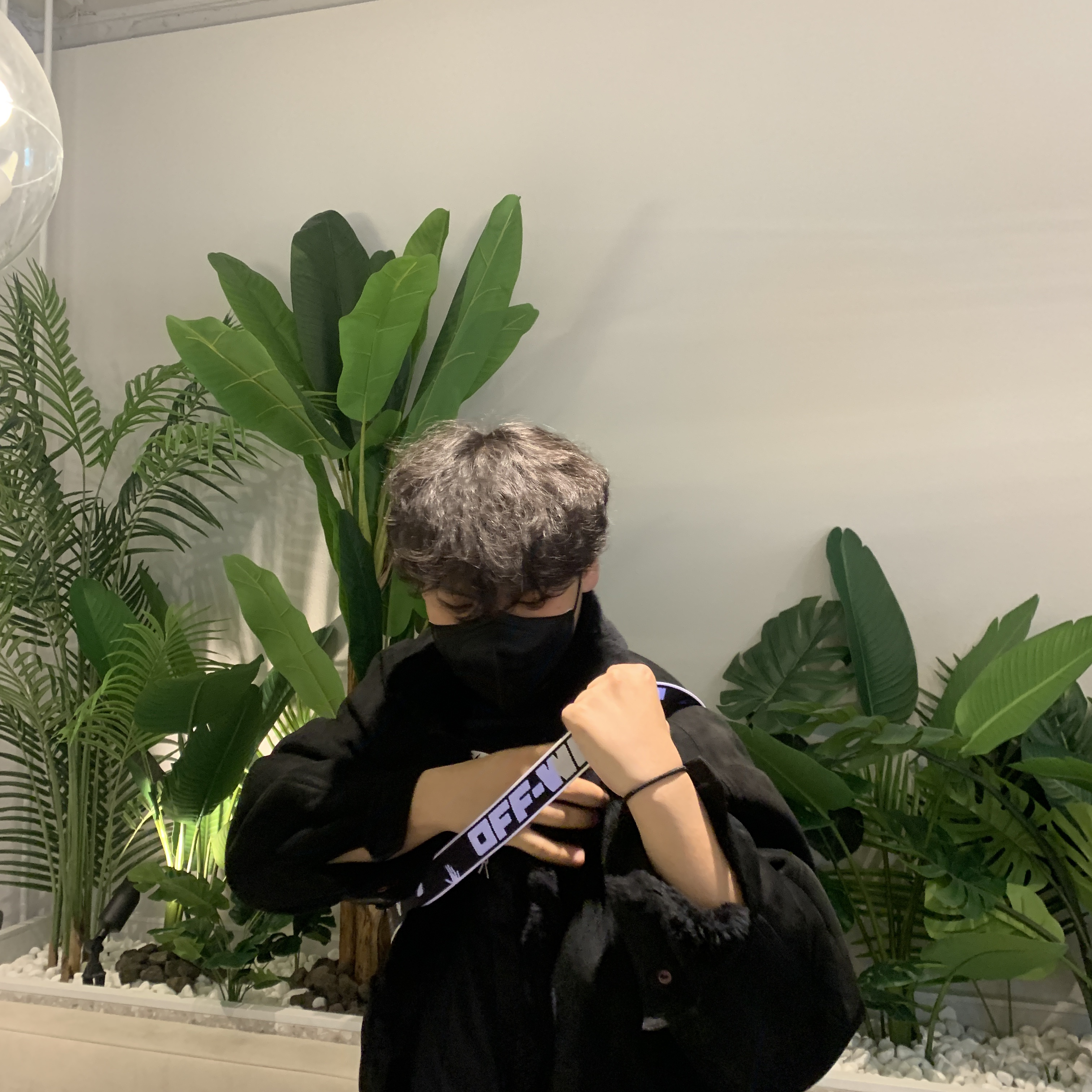 Off-White x Amore Pacific Protection Box (Without Cosmetics) 착용 스타일 - 2
