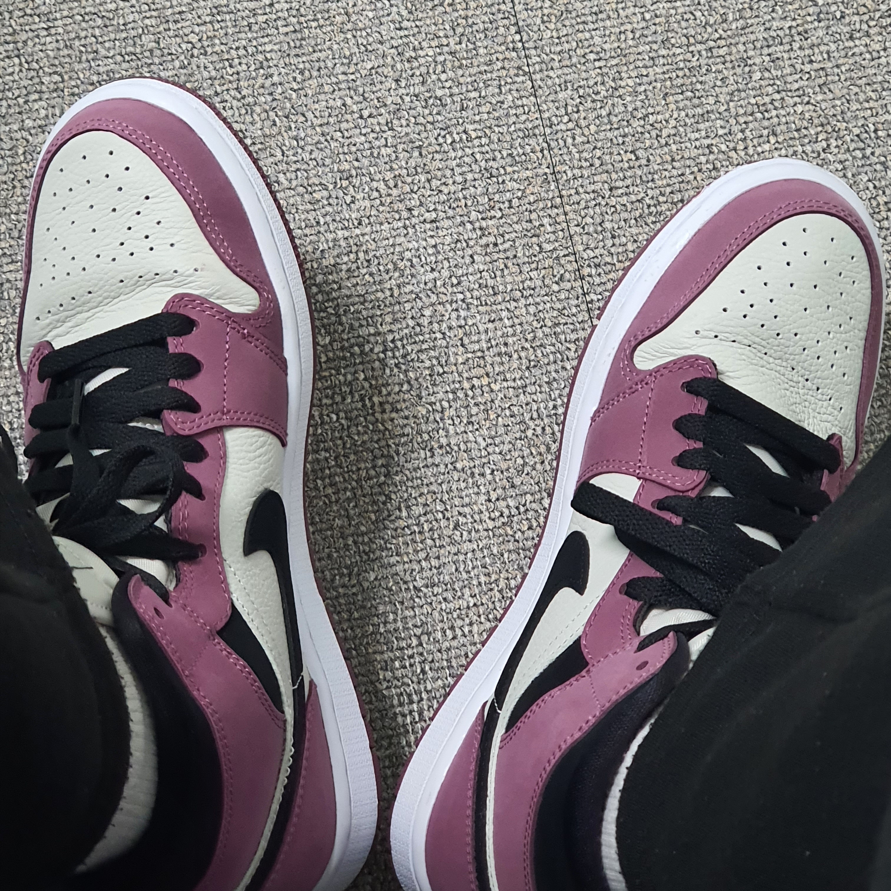 (W) Jordan 1 Mid SE Light Mulberry, (W) Nike Dunk Low Next Nature Light Orewood Brown 착용 스타일 - 1