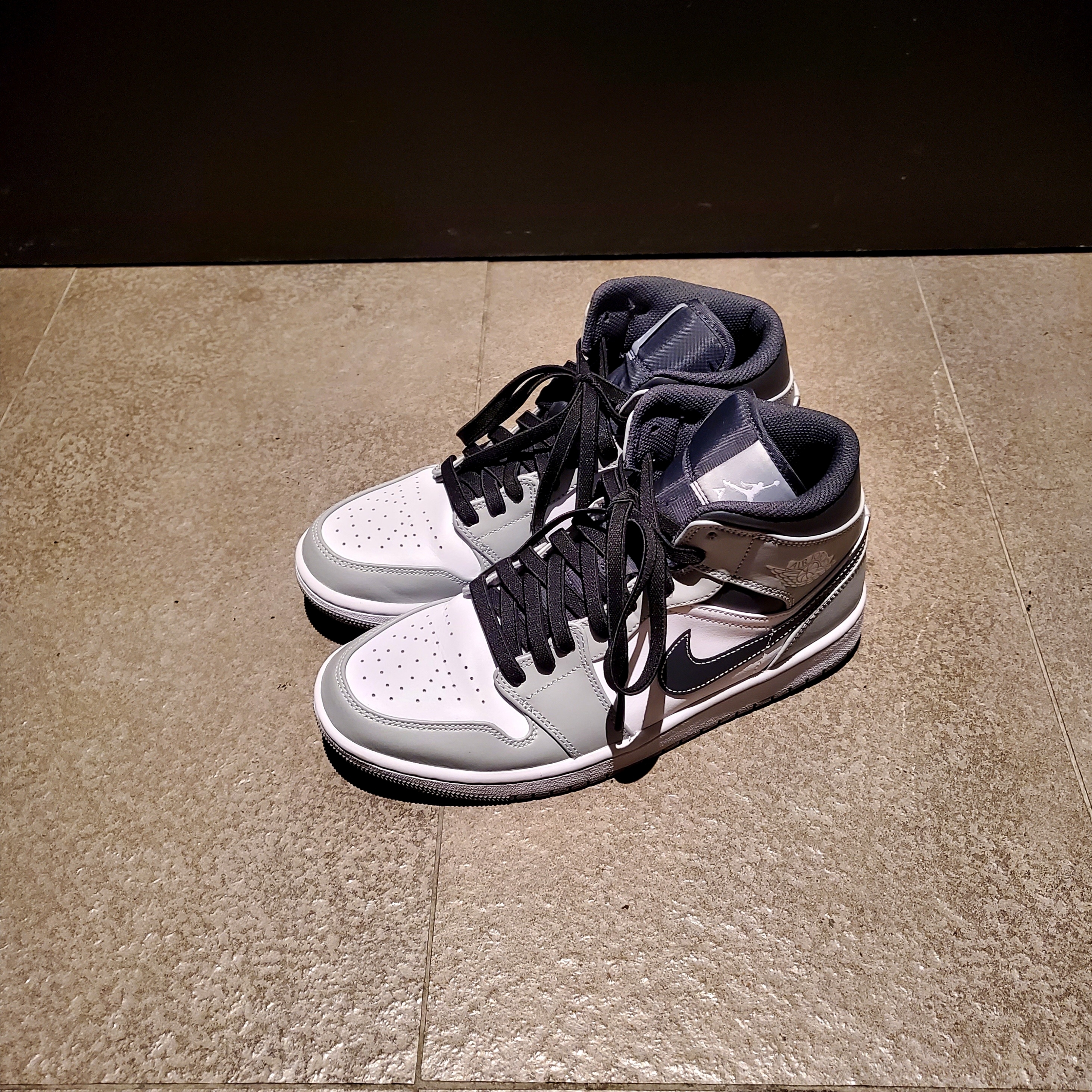 Jordan 1 Mid Light Smoke Grey Anthracite 착용 스타일 - 2