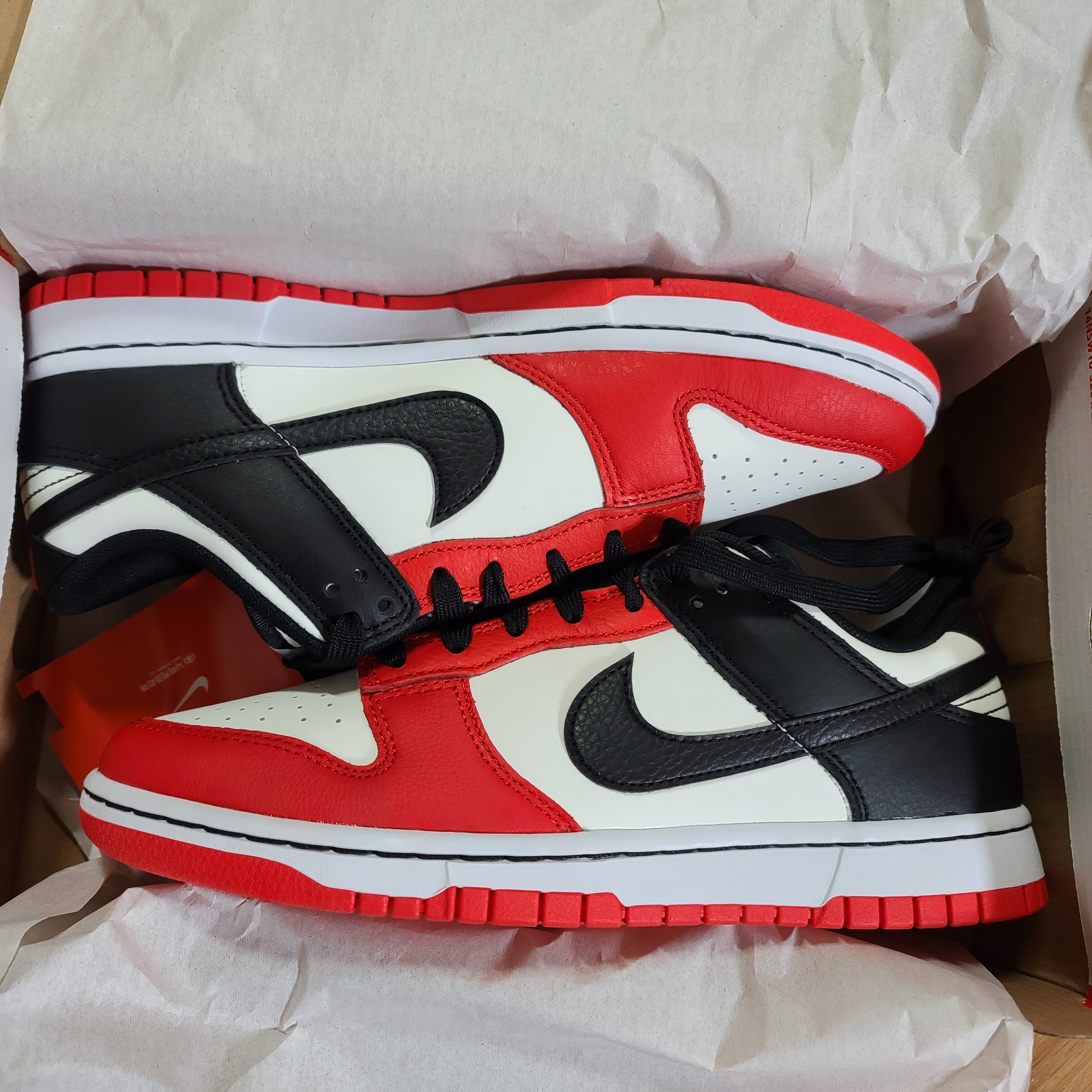 Nike x NBA Dunk Low Retro EMB Black and Chile Red 착용 스타일