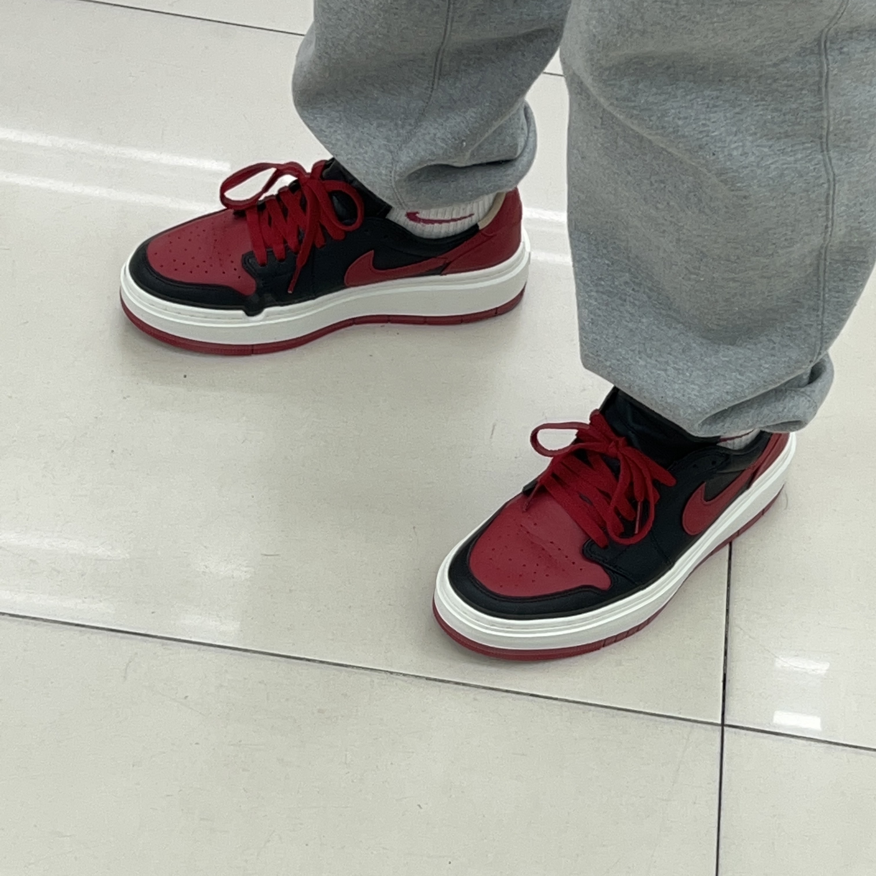 (W) Jordan 1 Elevate Low SE Bred, Nike NRG Solo Swoosh Fleece Pants Dark Grey Heather - Asia 착용 스타일 - 2