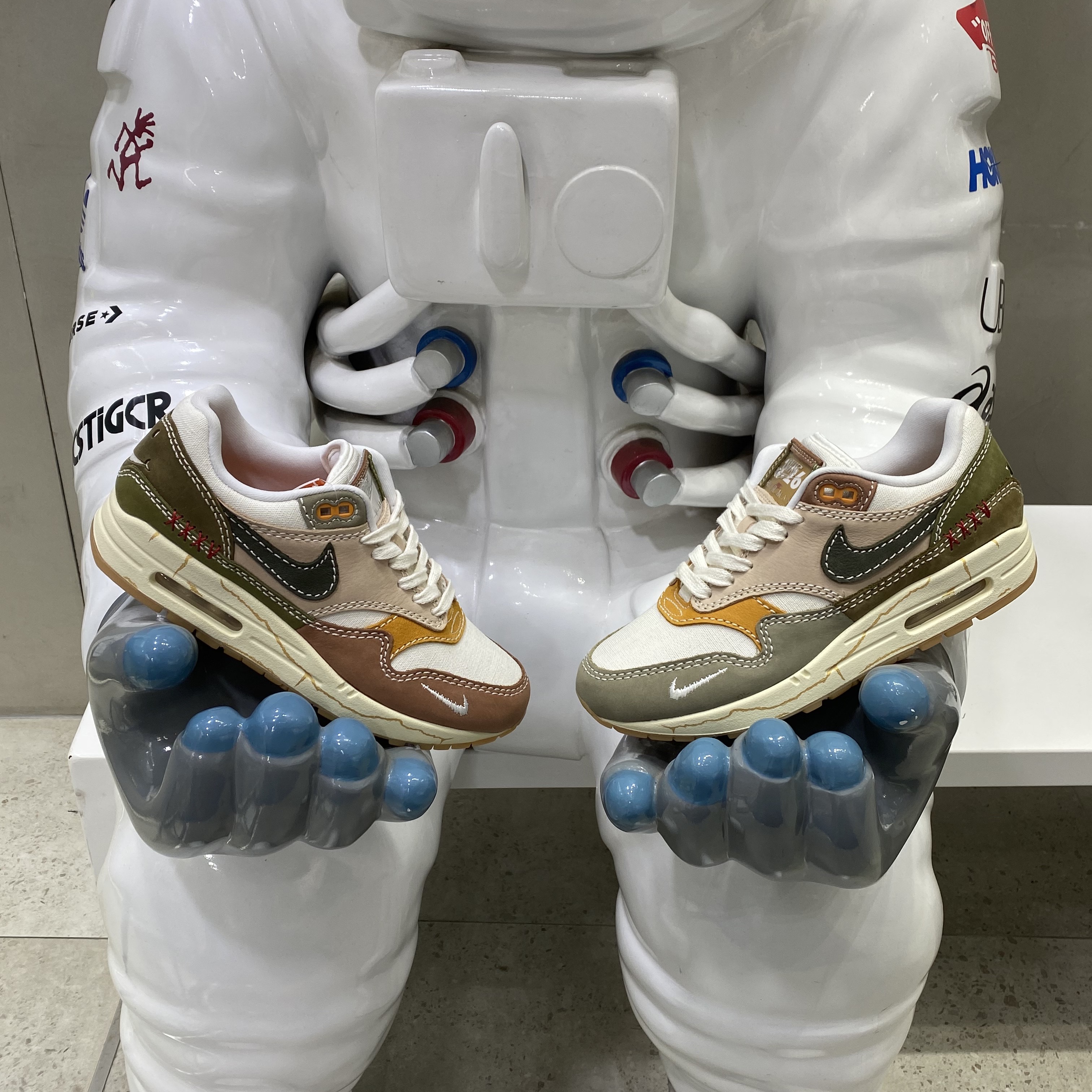 (W) Nike Air Max 1 Premium Wabisabi, Salomon XT-Wings 2 ADV Black Safari 착용 스타일 - 4