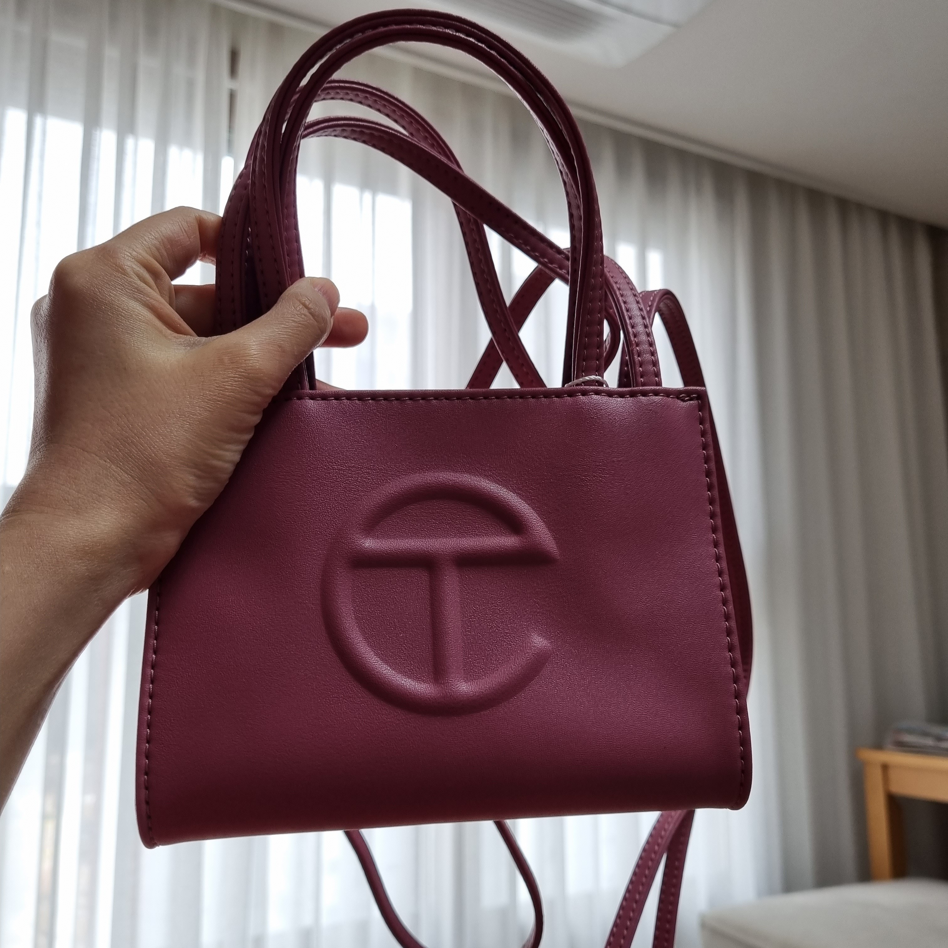 Telfar Small Shopping Bag Corned Beef 착용 스타일