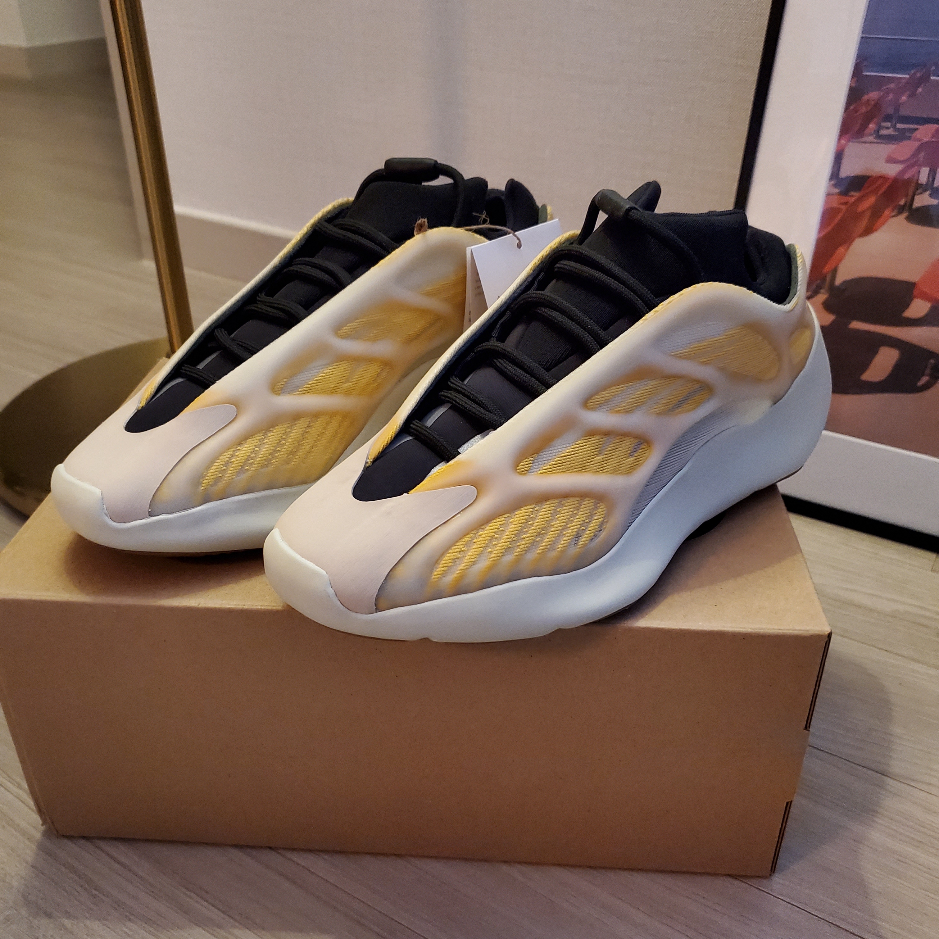 Adidas Yeezy 700 V3 Mono Safflower 착용 스타일