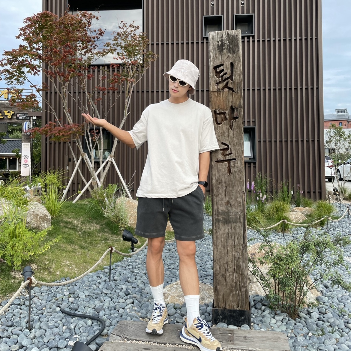 Nike x Sacai VaporWaffle Sesame and Blue Void, Nike NRG Bucket Hat Malt 착용 스타일 - 1