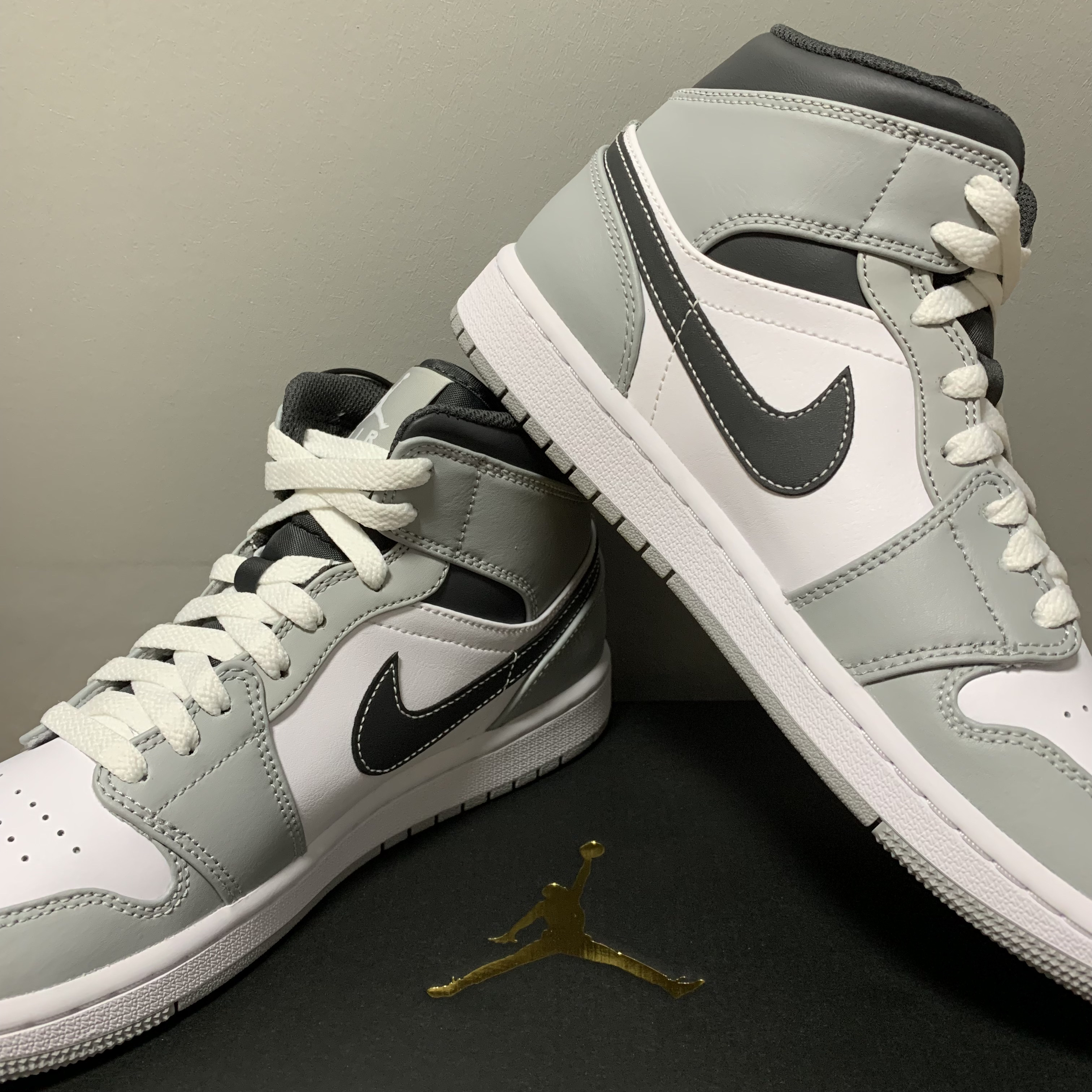 Jordan 1 Mid Light Smoke Grey Anthracite, (W) Jordan 1 Low White Wolf Grey 착용 스타일 - 1