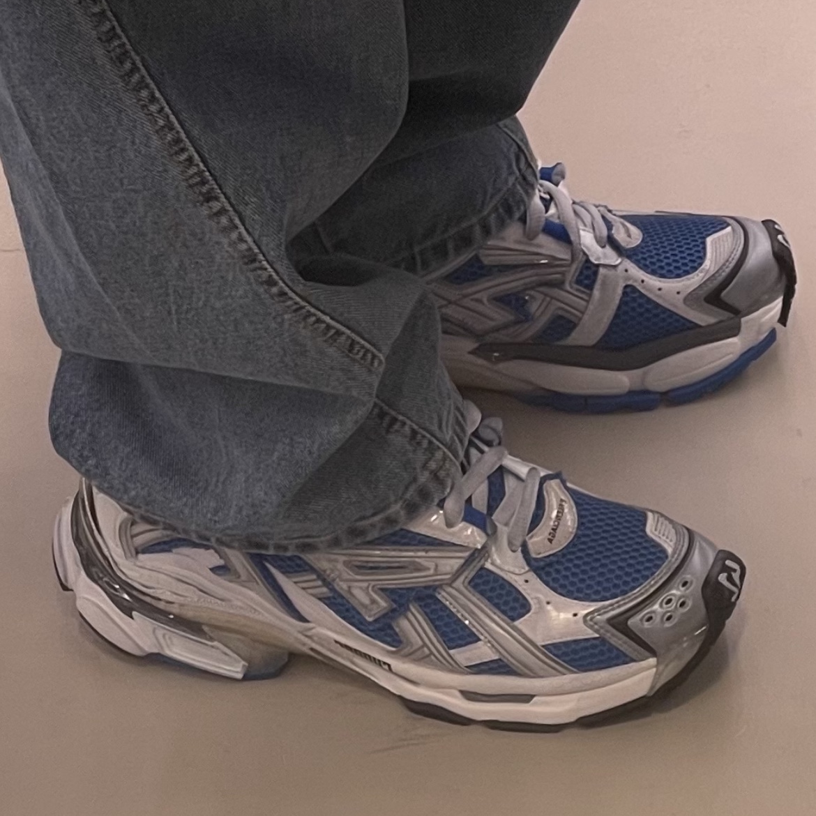 Balenciaga Runner Sneakers Blue White 착용 스타일
