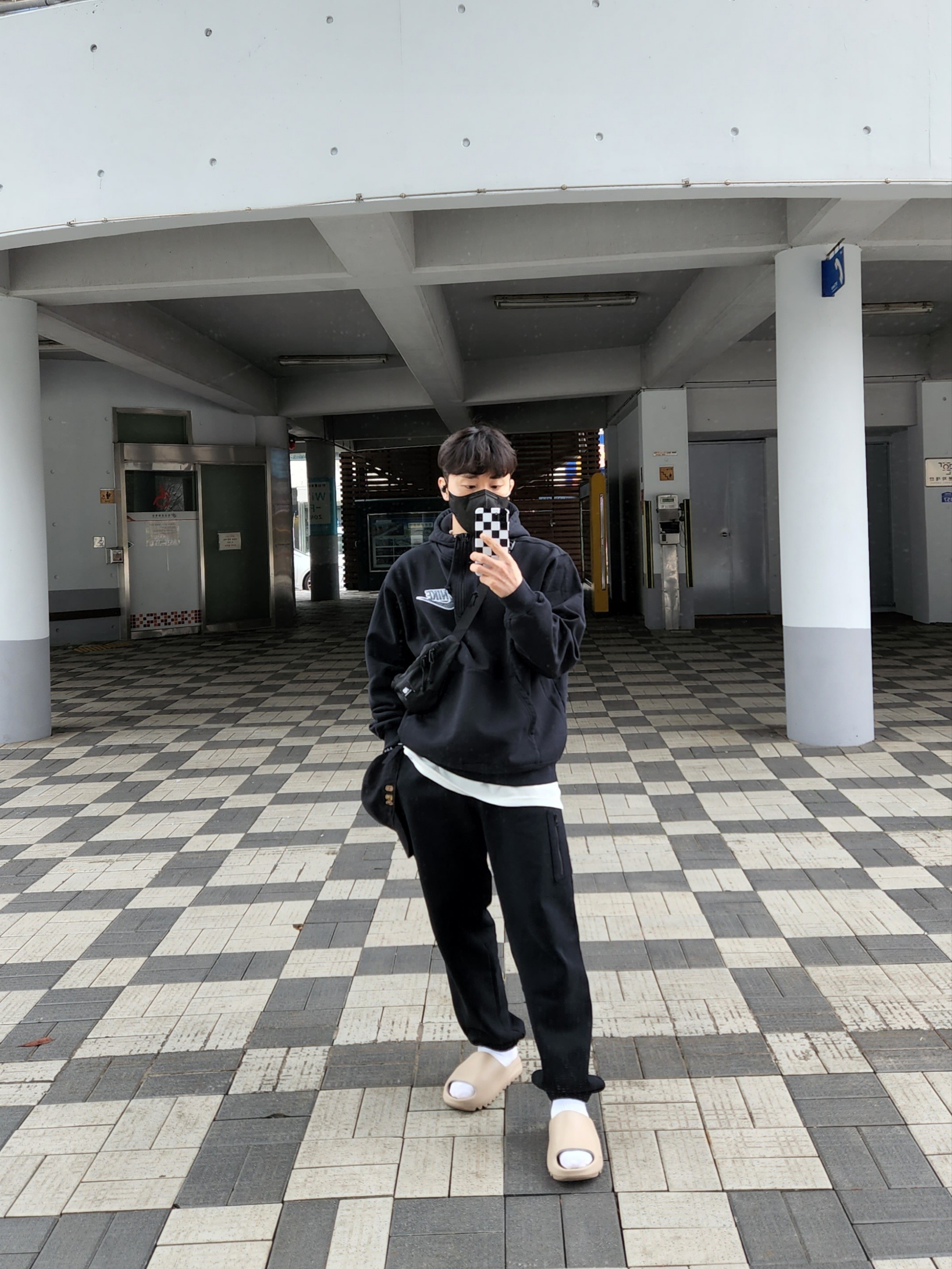 Supreme x Nike Half Zip Hooded Sweatshirt Black - 21SS, Nike x Stussy Big Swoosh LS T-Shirt White - US/EU 착용 스타일 - 1