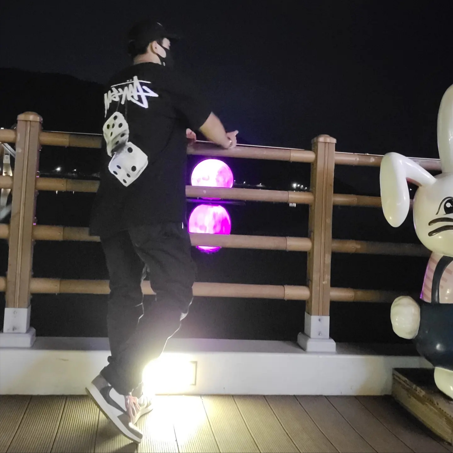 Stussy Fuzzy Dice T-Shirt Black, Jordan 1 x Travis Scott Retro High OG SP Mocha 착용 스타일