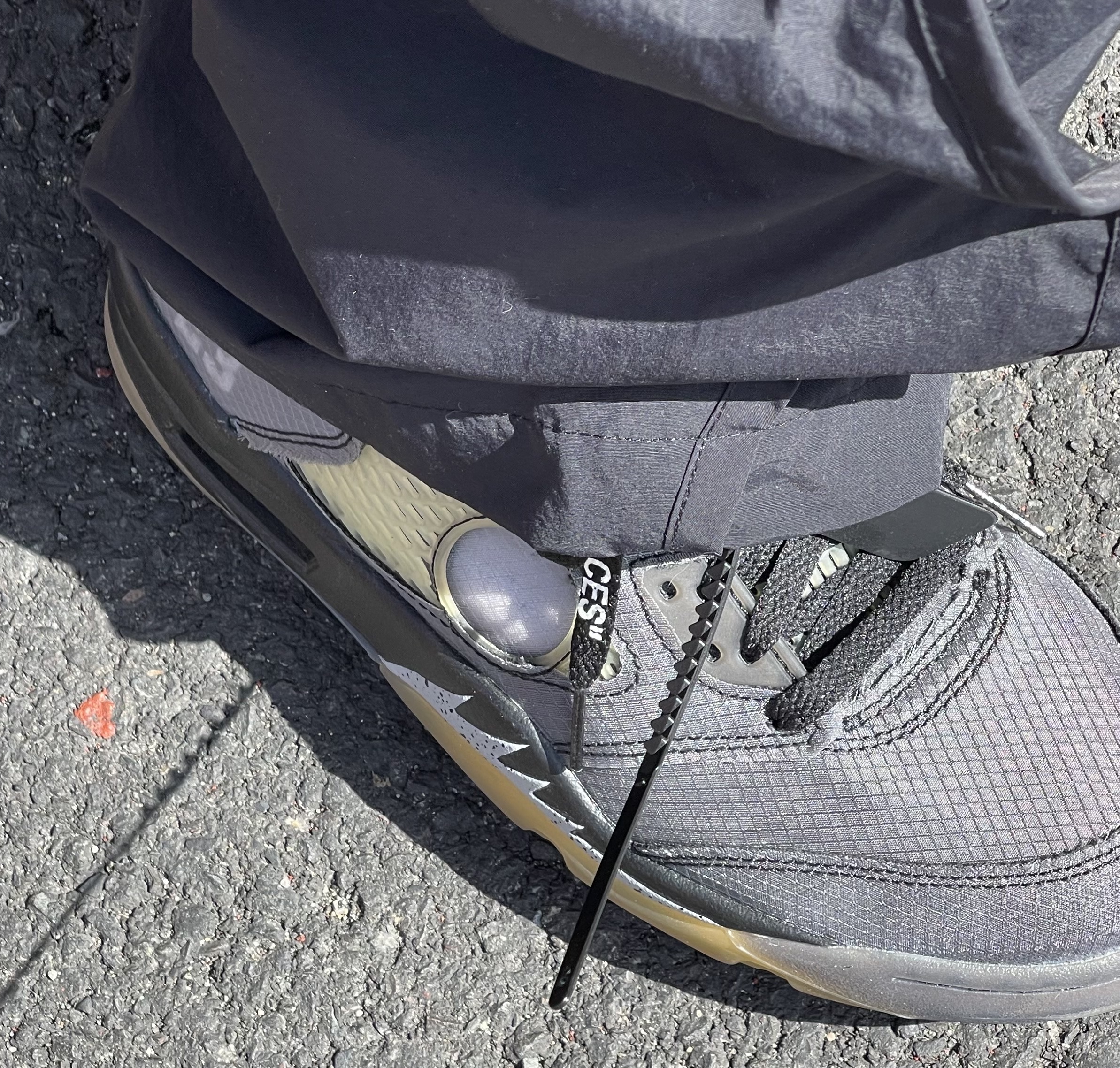 Jordan 5 x Off-White Retro SP Black Muslin 착용 스타일 - 2