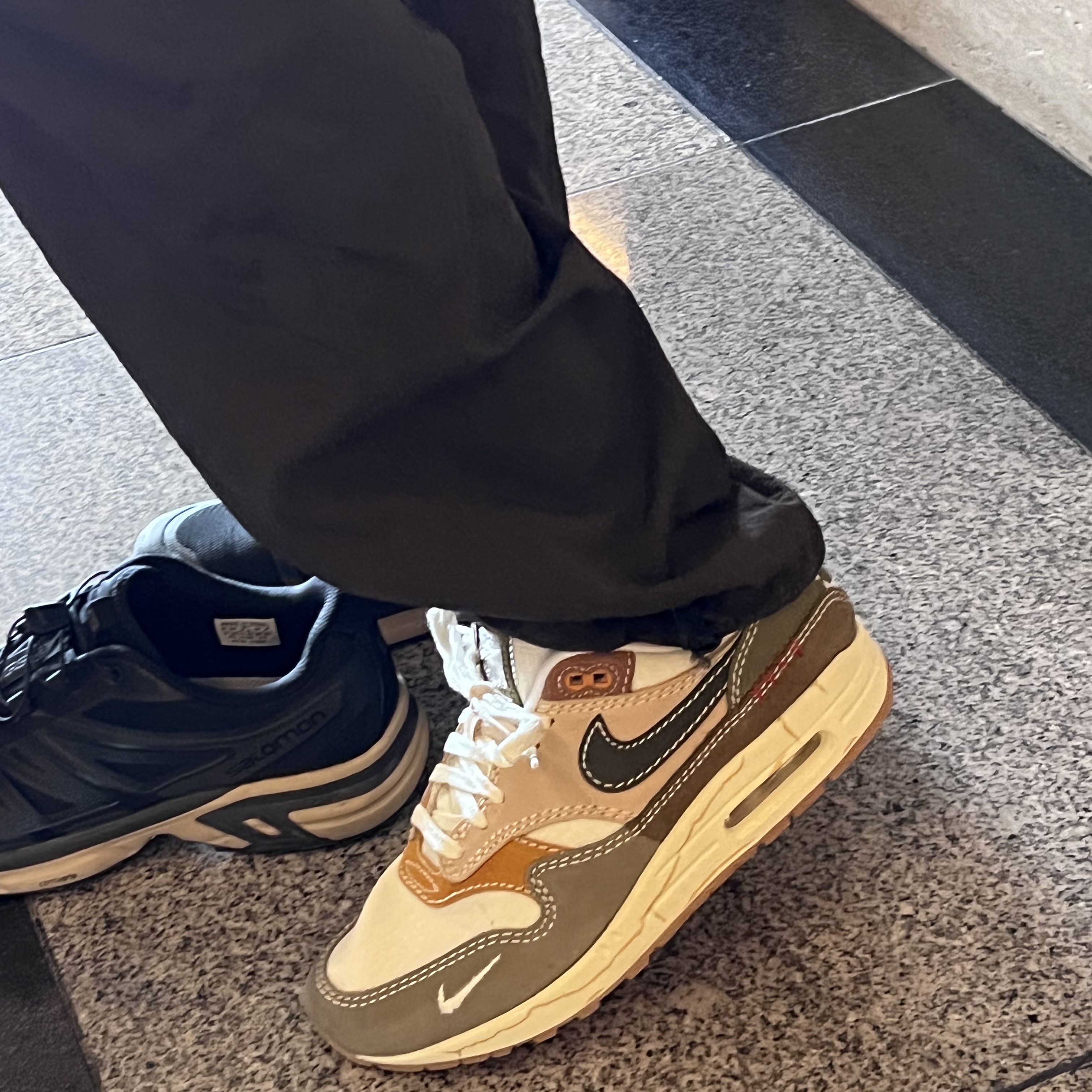 (W) Nike Air Max 1 Premium Wabisabi, Salomon XT-Wings 2 ADV Black Safari 착용 스타일 - 1