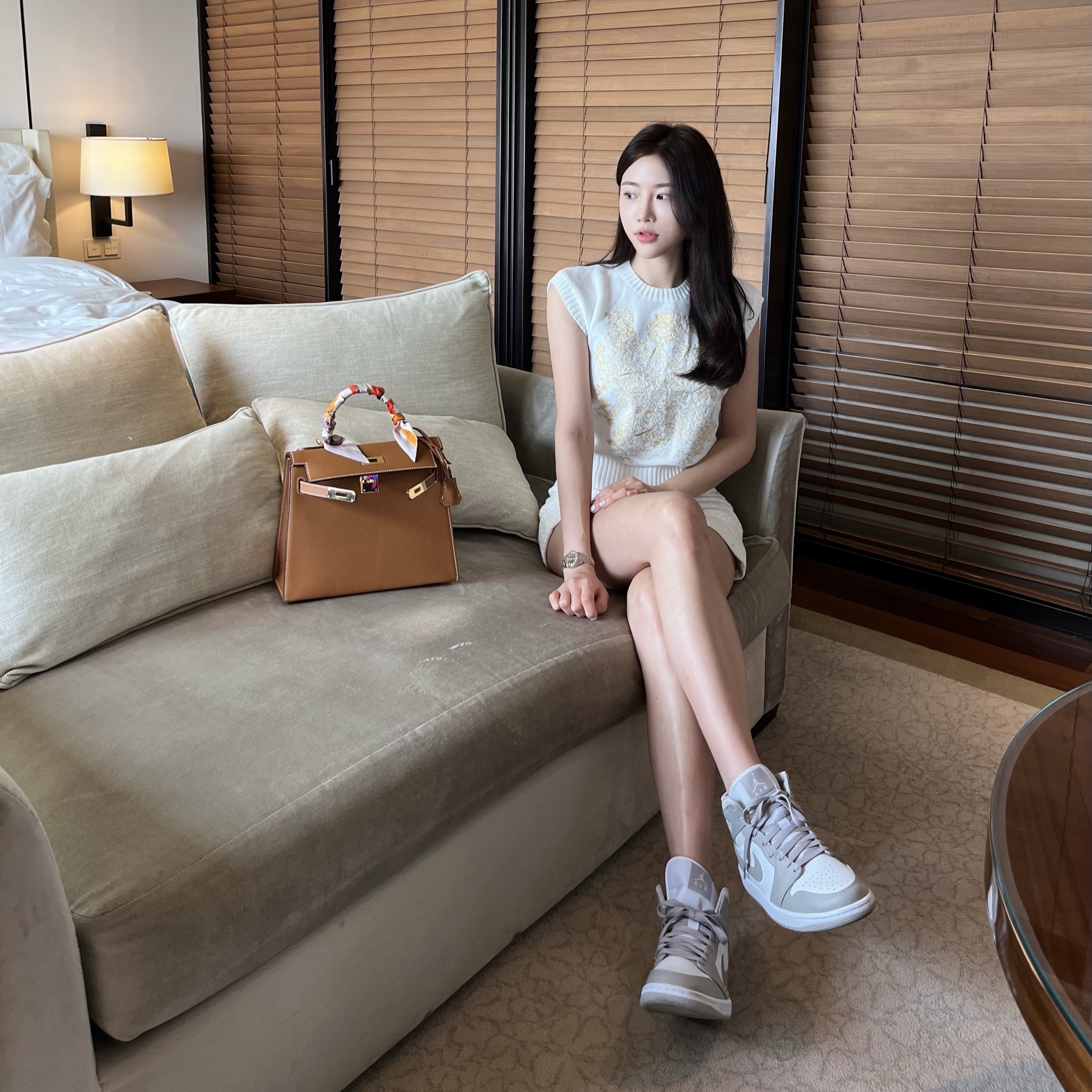 Jordan 1 Mid College Grey, Rolex Lady-Datejust 28mm 279171 Chocolate Diamond-Set Jubilee 착용 스타일 - 1