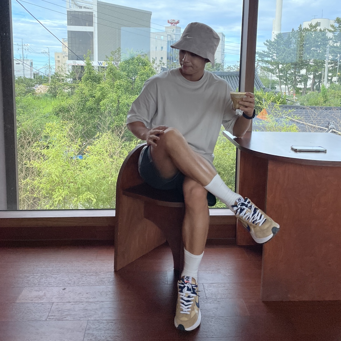 Nike x Sacai VaporWaffle Sesame and Blue Void, Nike NRG Bucket Hat Malt 착용 스타일 - 2