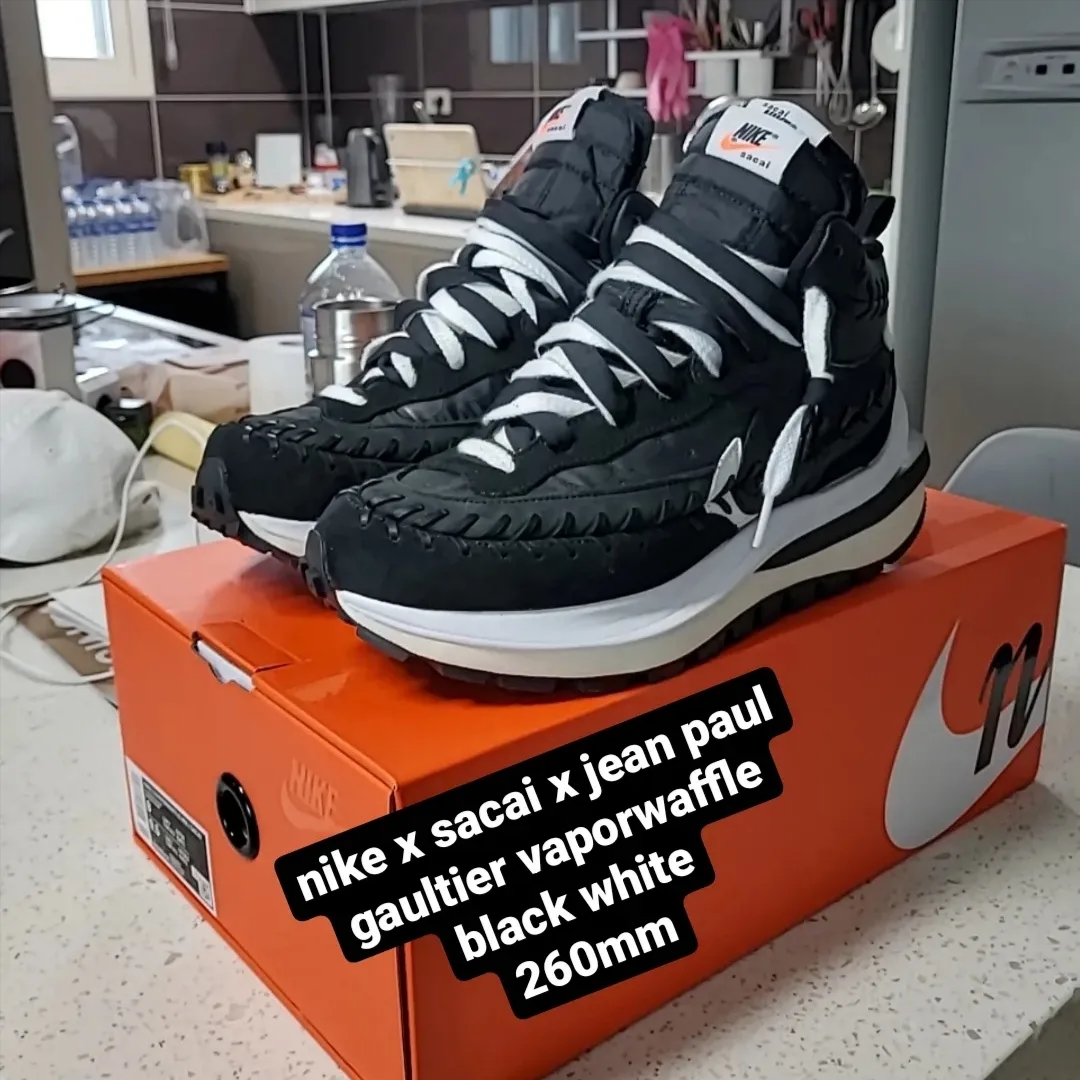 Nike x Sacai x Jean Paul Gaultier VaporWaffle Black White 착용 스타일 - 1