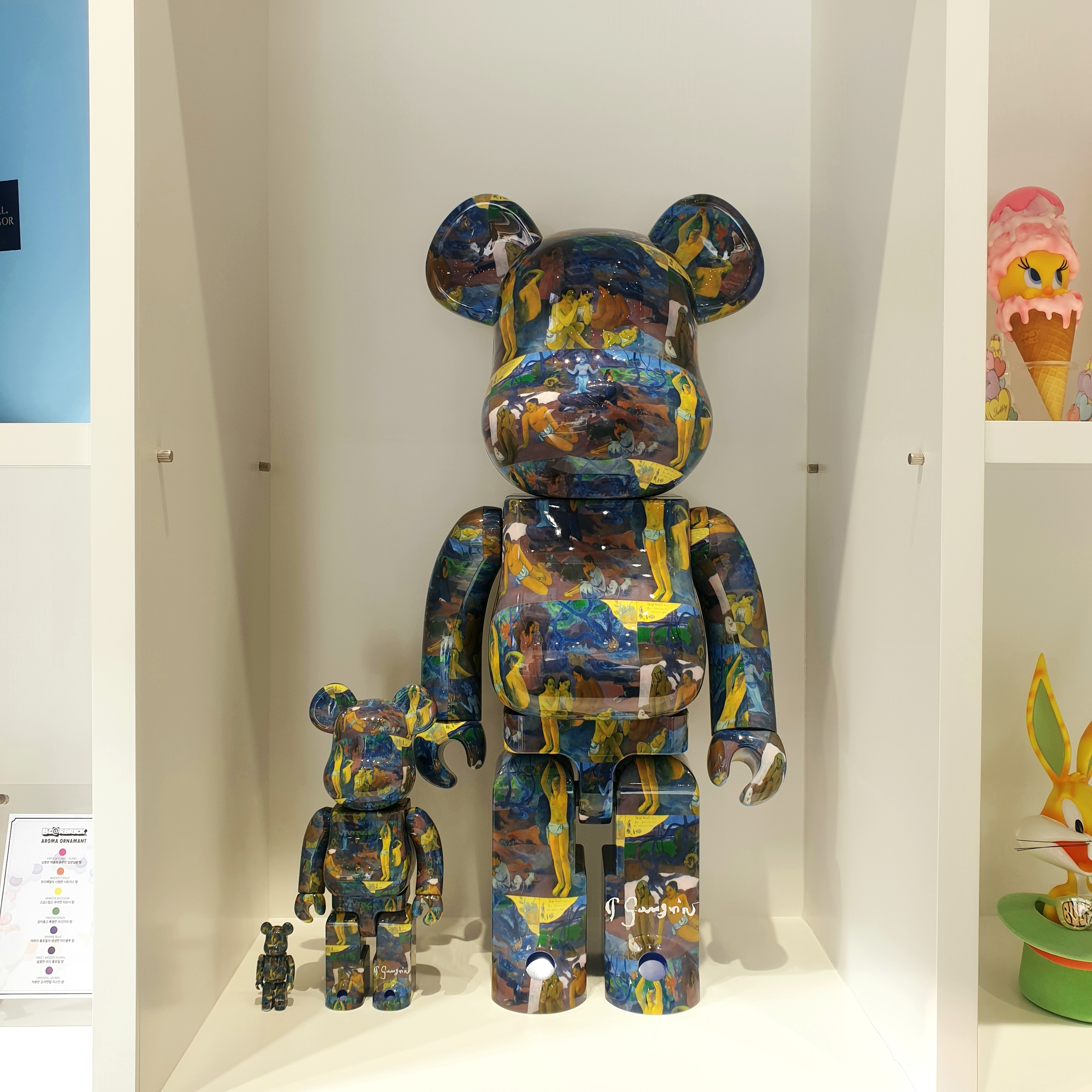 Bearbrick Paul Gauguin Where Do We Come From? What Are We? Where Are We Going? 100％ & 400％ Set, Bearbrick Paul Gauguin Where Do We Come From? What Are We? Where Are We Going? 1000％ 착용 스타일