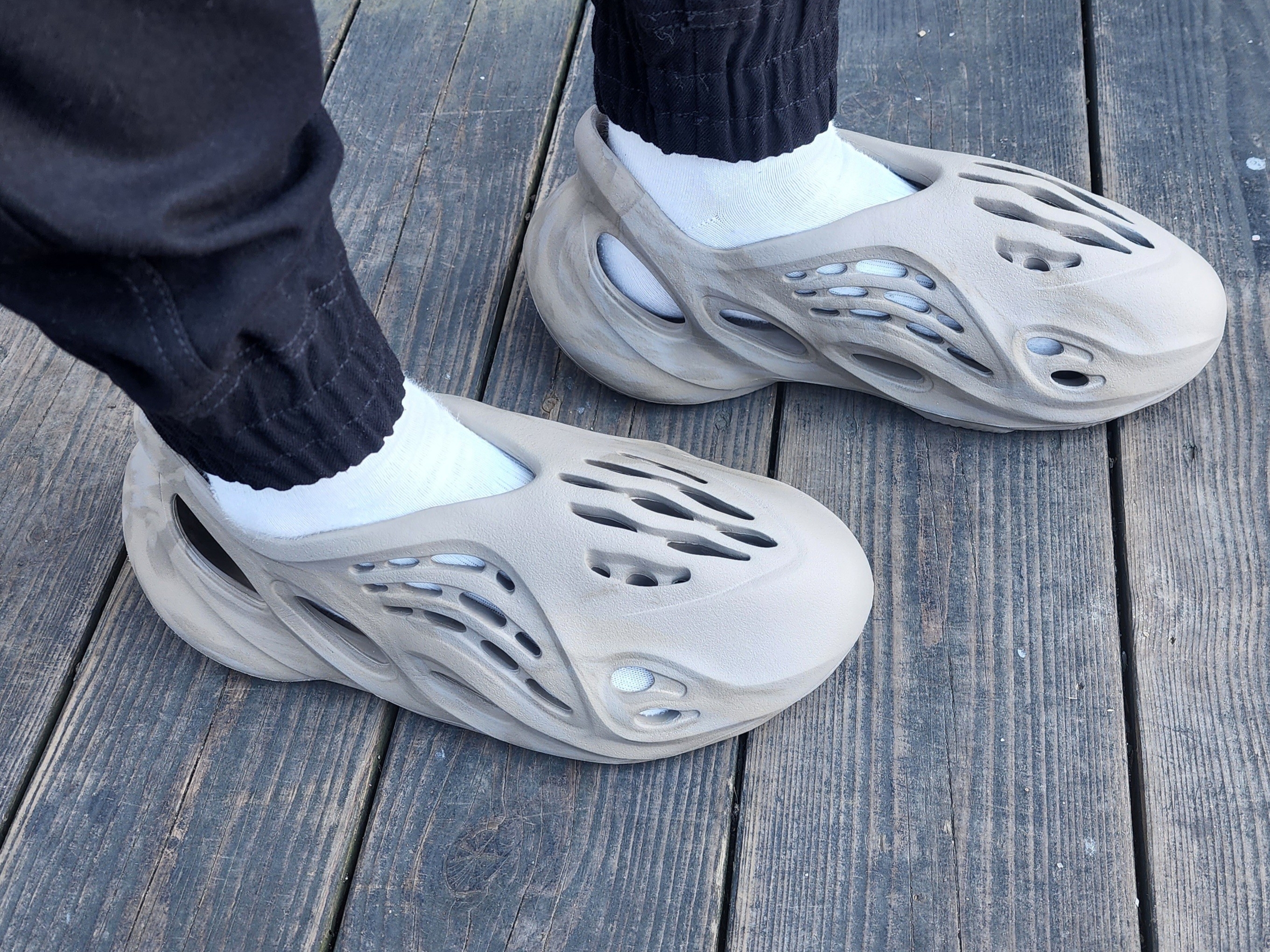 Adidas Yeezy Foam RNNR Stone Sage 착용 스타일 - 1