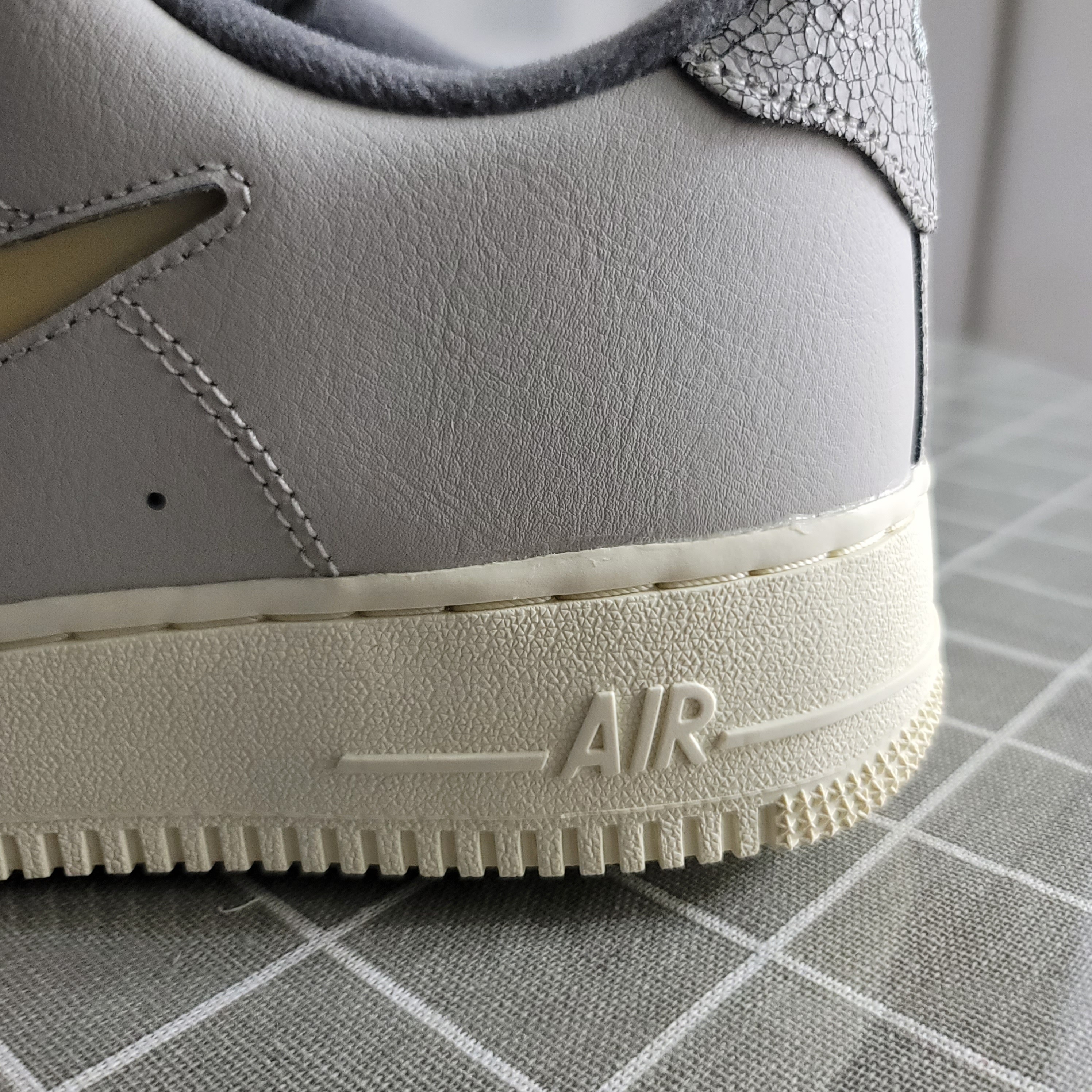 Nike Air Force 1 '07 LX Light Bone and Coconut Milk 착용 스타일 - 3