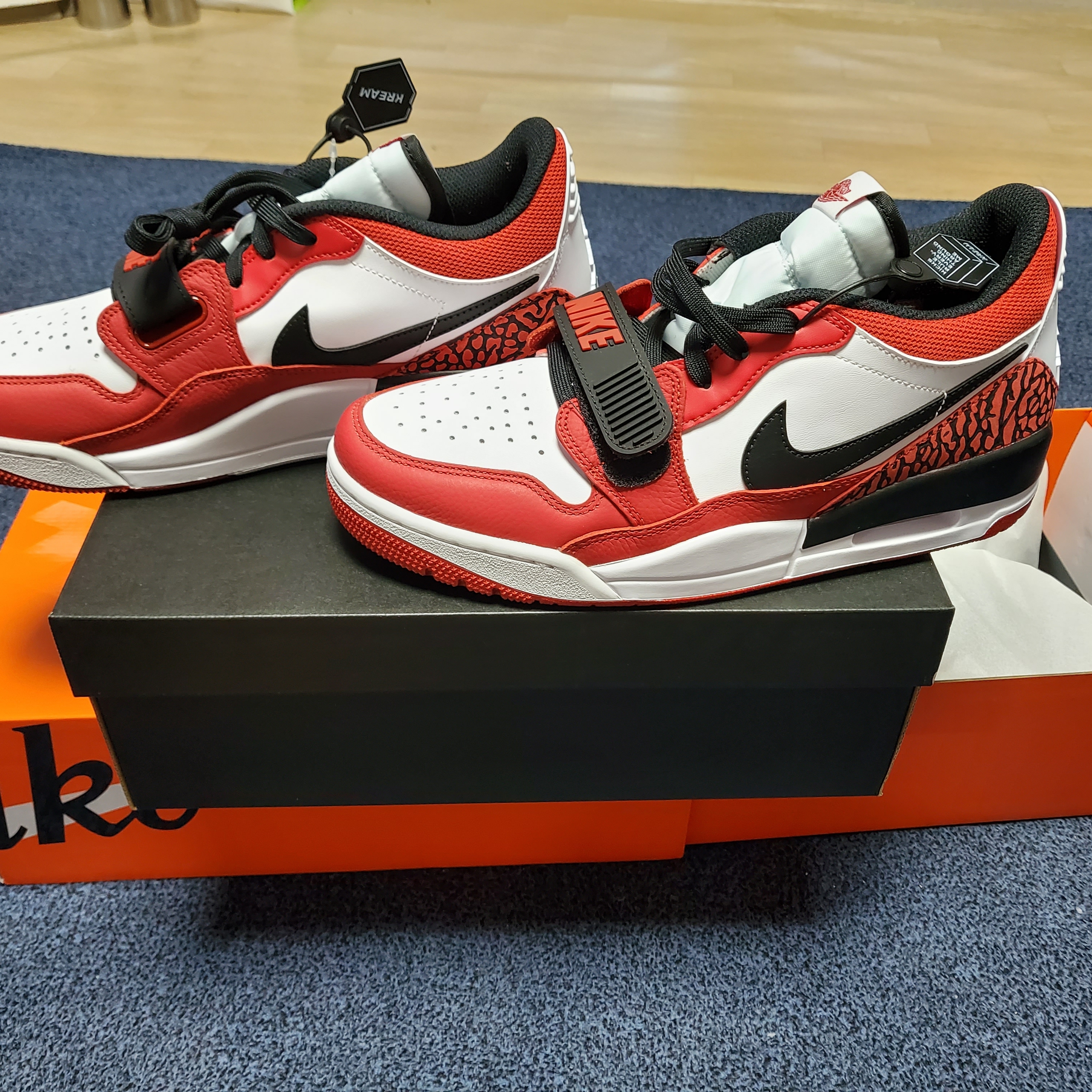 Jordan Legacy 312 Low Chicago 2022, Nike x Sacai VaporWaffle Black and Gum 착용 스타일