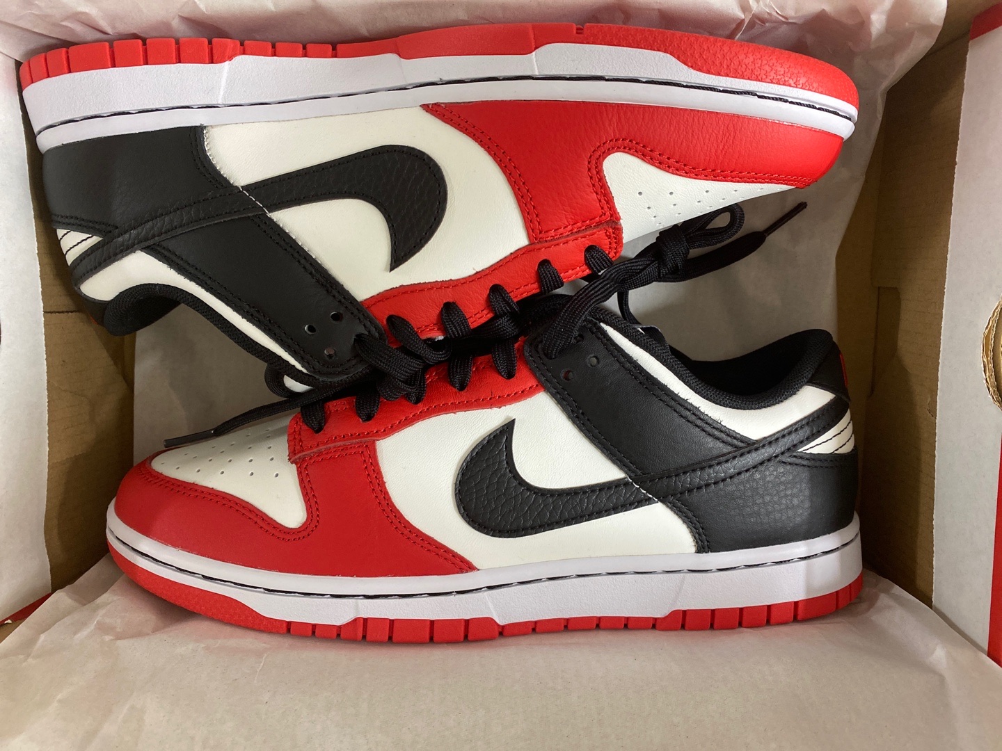 Nike x NBA Dunk Low Retro EMB Black and Chile Red 착용 스타일