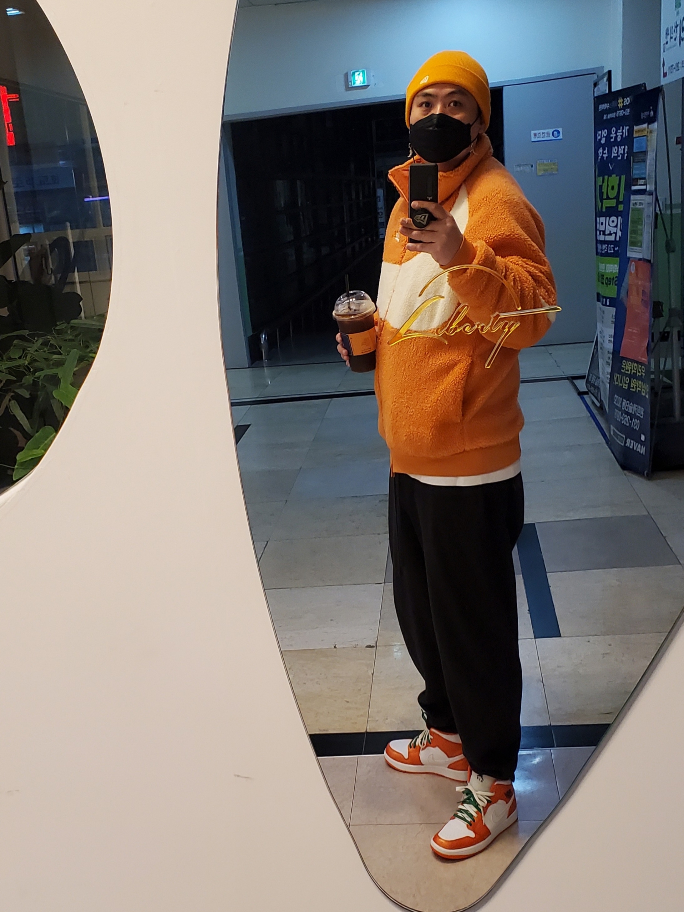 Nike Big Swoosh Full Zip Jacket Hot Curry, Jordan 1 Mid SE Electro Orange 착용 스타일