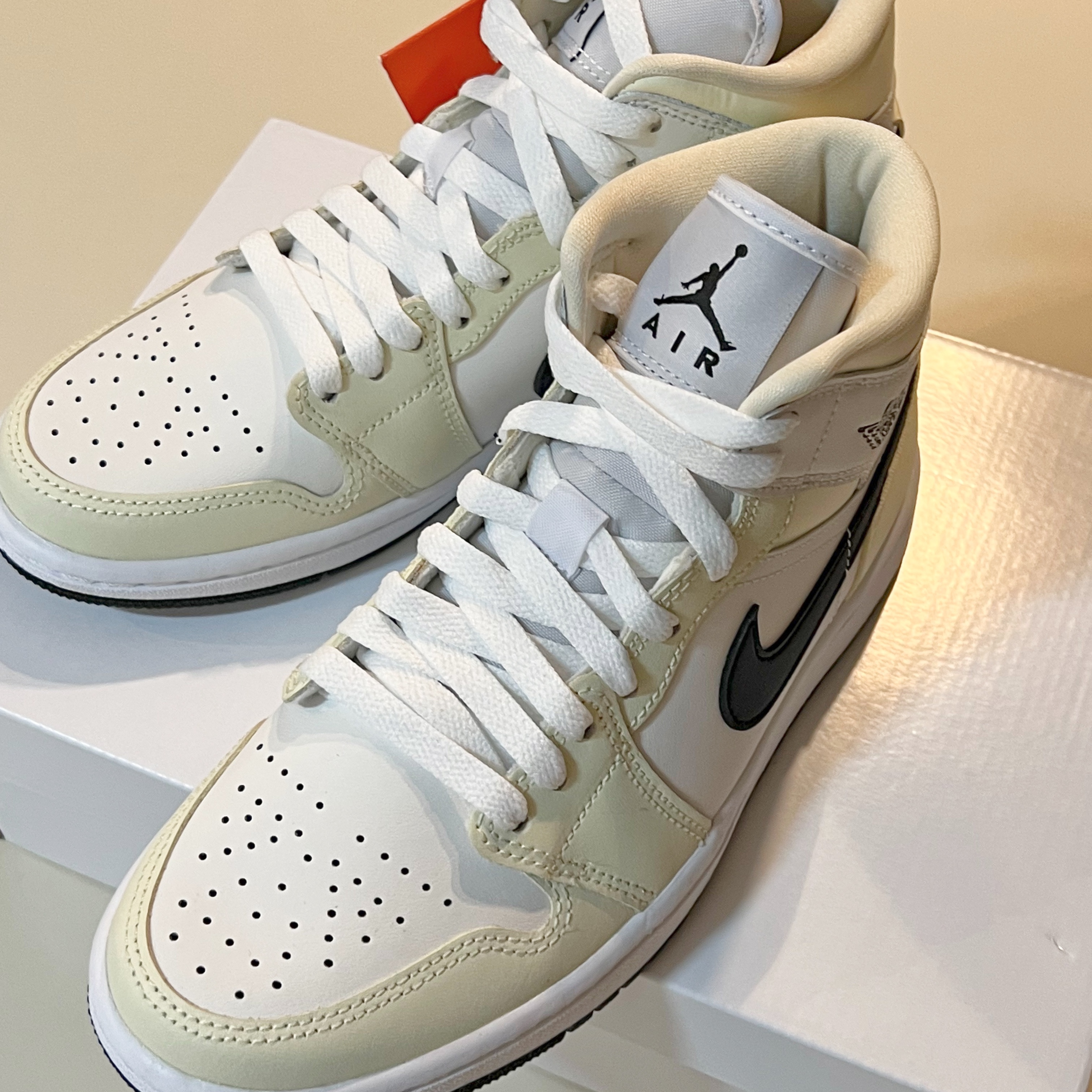 (W) Jordan 1 Mid Coconut Milk 착용 스타일 - 3