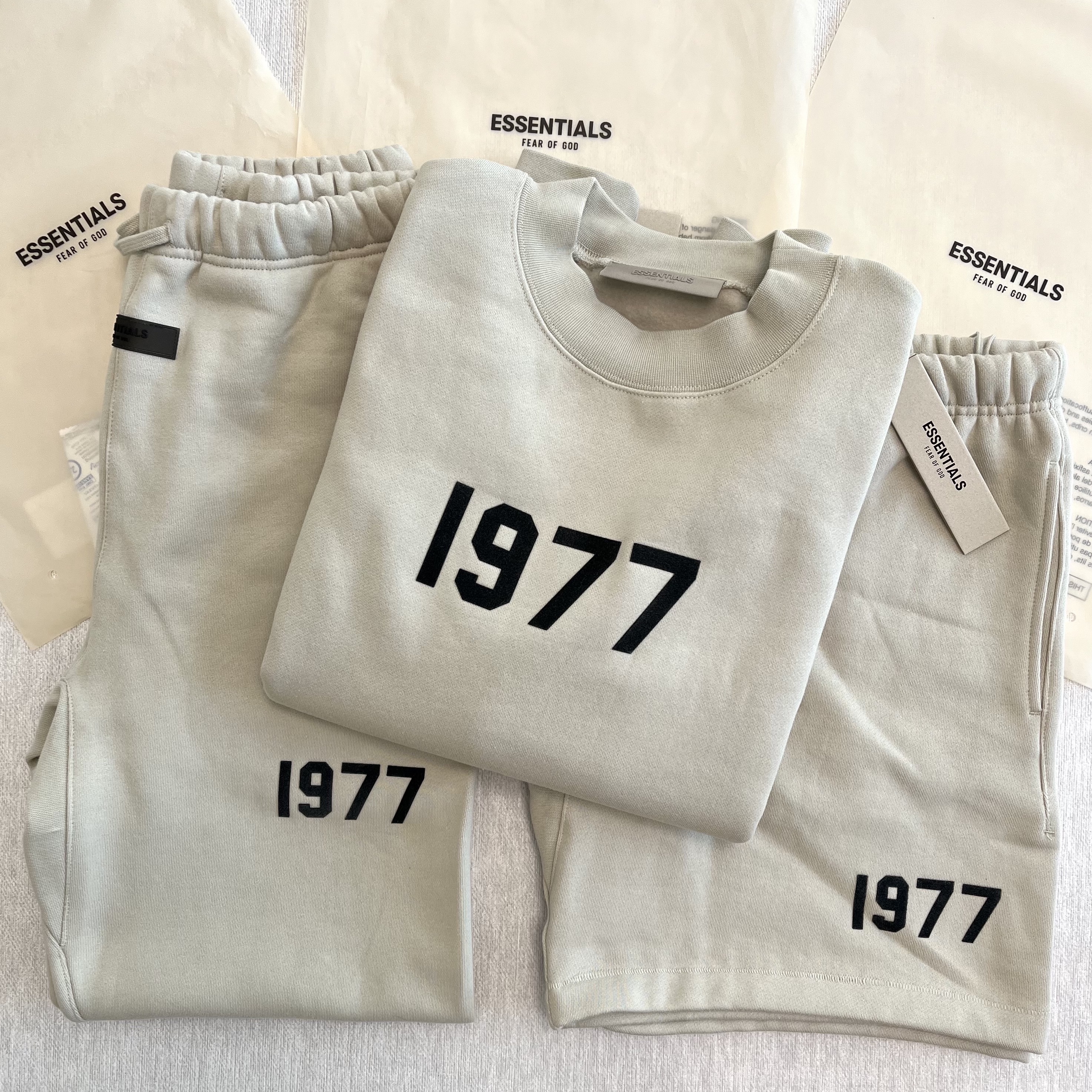 (Kids) Essentials 1977 Crewneck Sweatshirt Wheat - 22SS, (Kids) Essentials 1977 Shorts Wheat - 22SS 착용 스타일