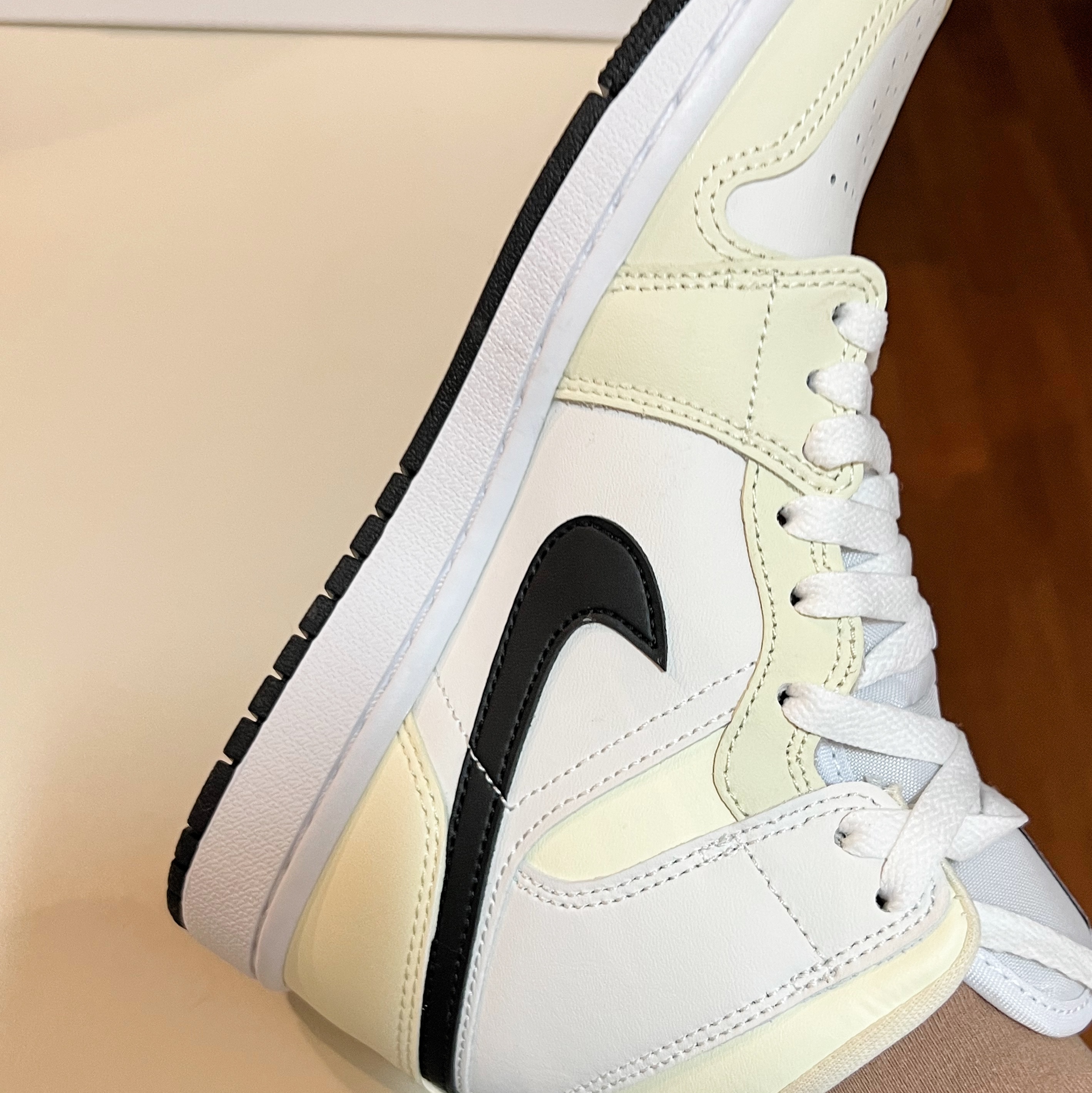 (W) Jordan 1 Mid Coconut Milk 착용 스타일 - 4