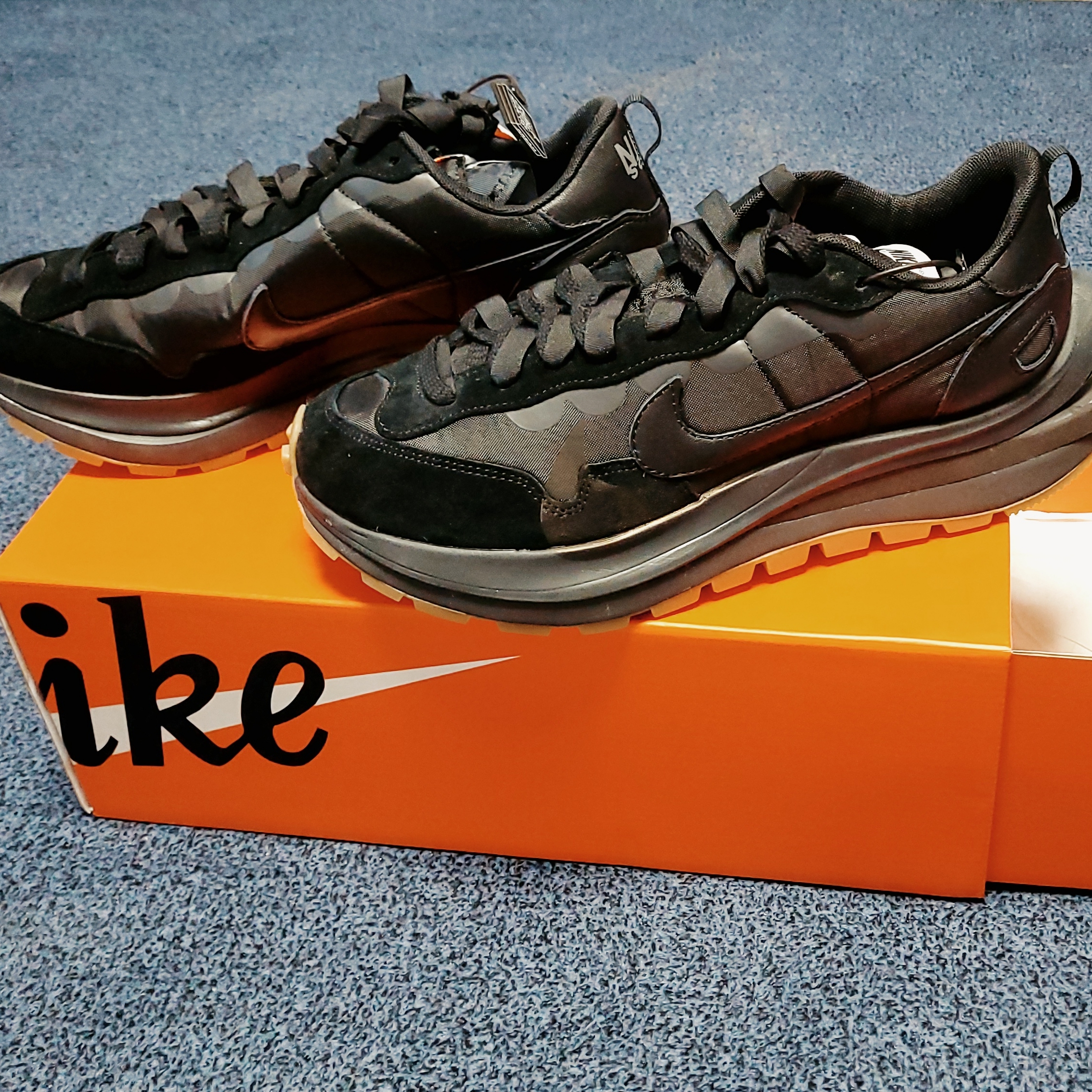Nike x Sacai VaporWaffle Black and Gum 착용 스타일 - 2