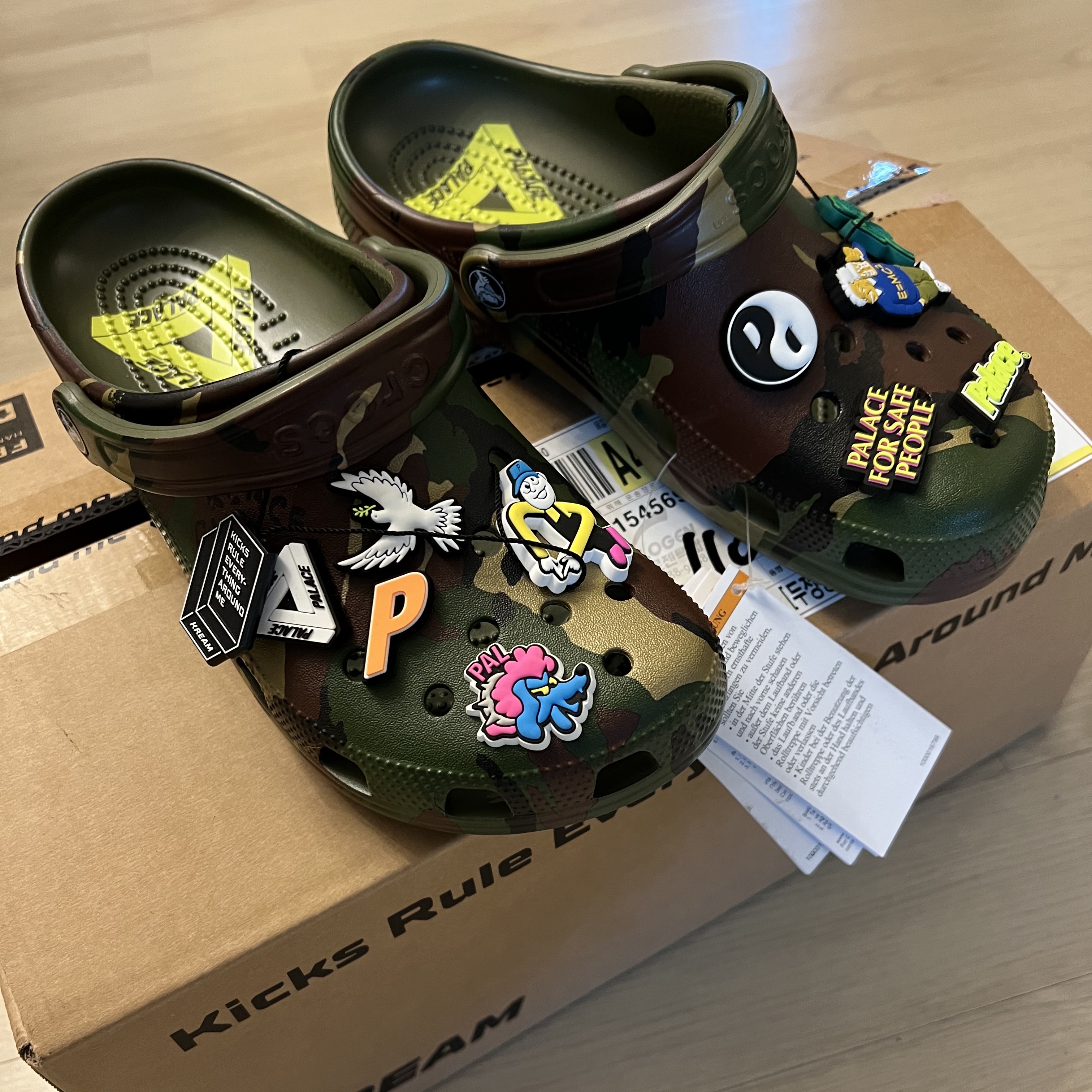 Crocs x Palace Classic Clog Woodland Camo 착용 스타일