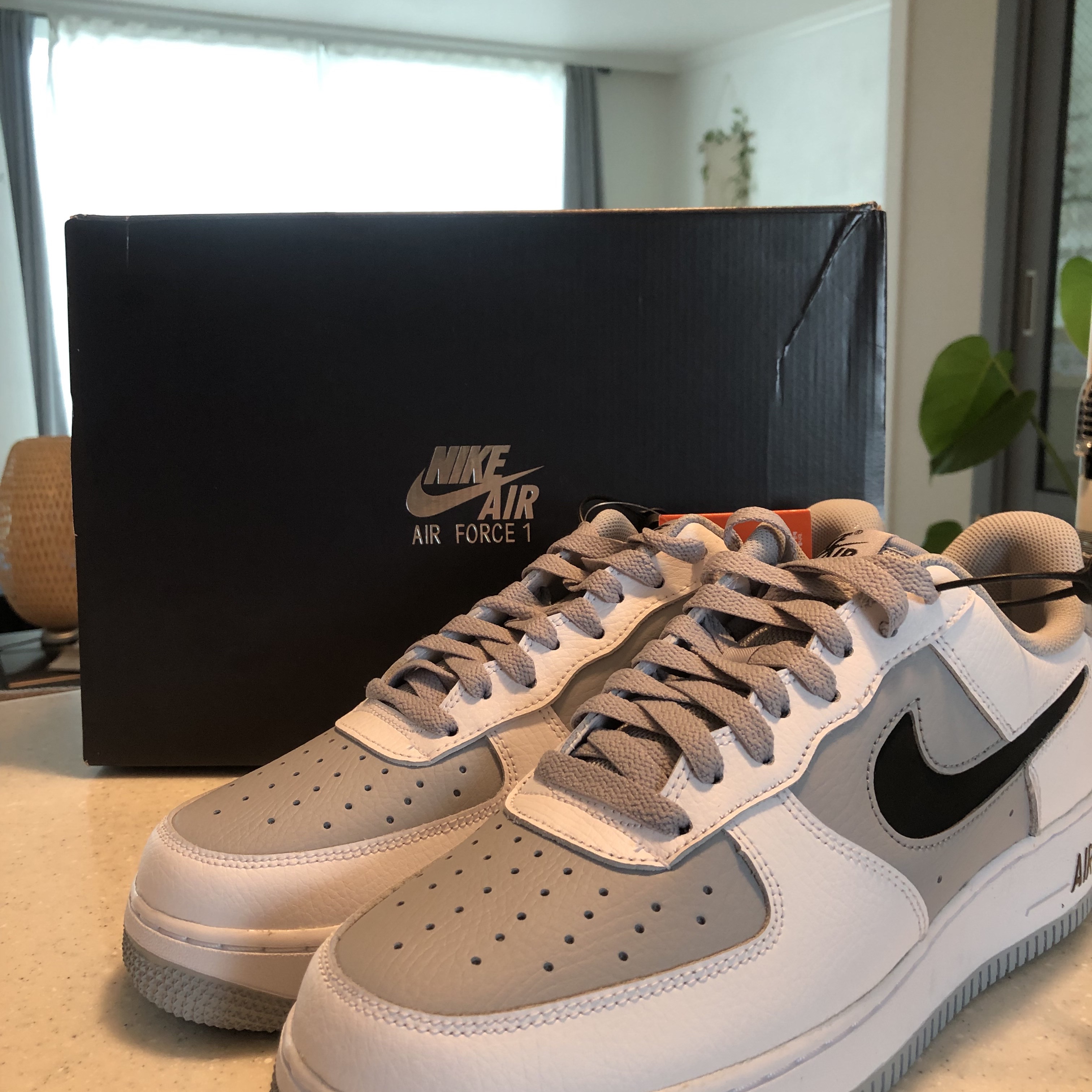 Nike Air Force 1 '07 Cut Out Swoosh Cool Grey 착용 스타일 - 1