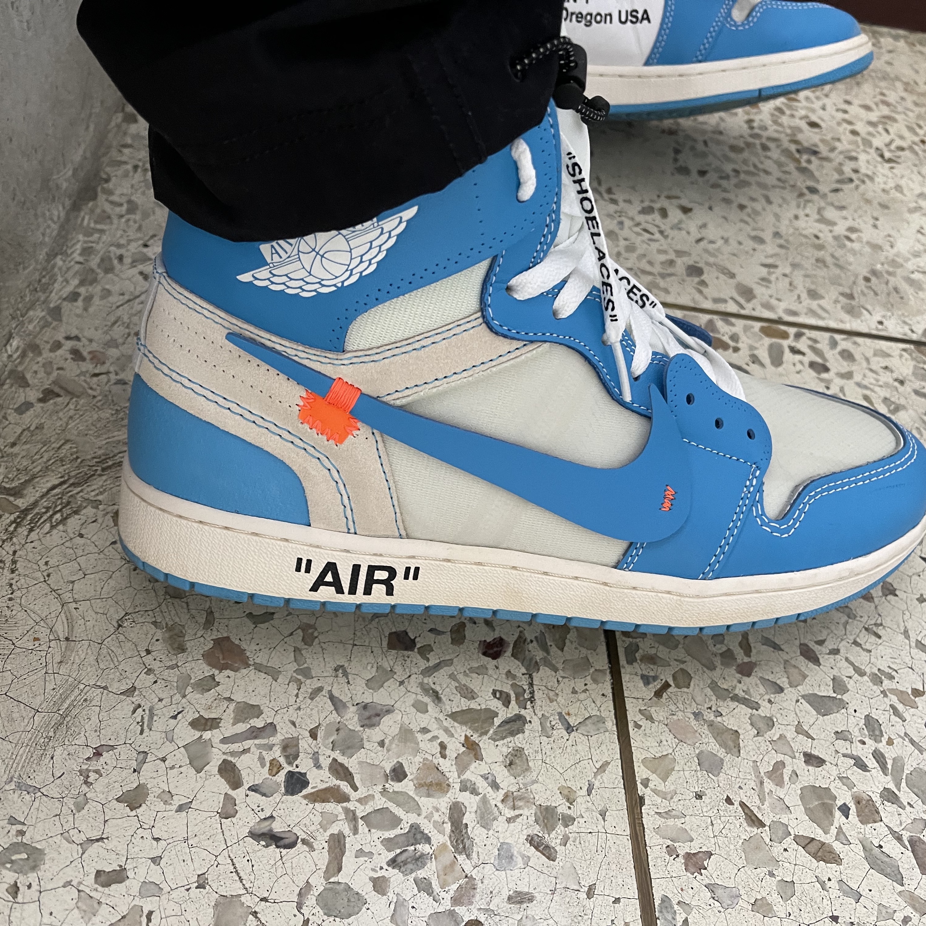 Jordan 1 x Off-White Retro High University Blue 착용 스타일 - 1