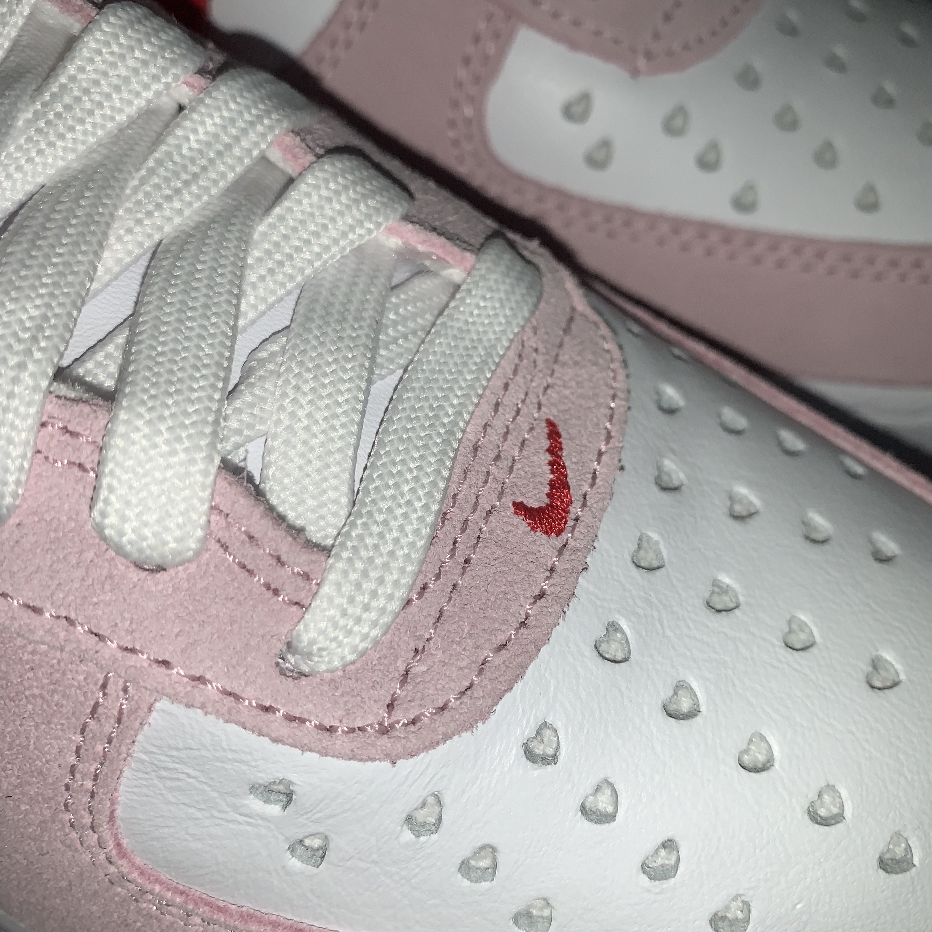 Nike Air Force 1 '07 QS Valentine's Day 착용 스타일
