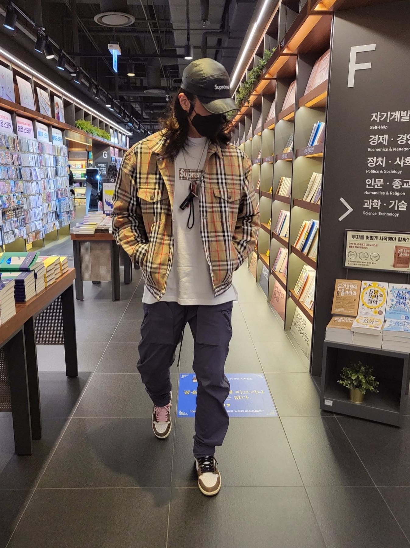 Supreme x Burberry Denim Trucker Jacket Beige - 22SS, Supreme x Burberry Box Logo T-Shirt White - 22SS 착용 스타일 - 1