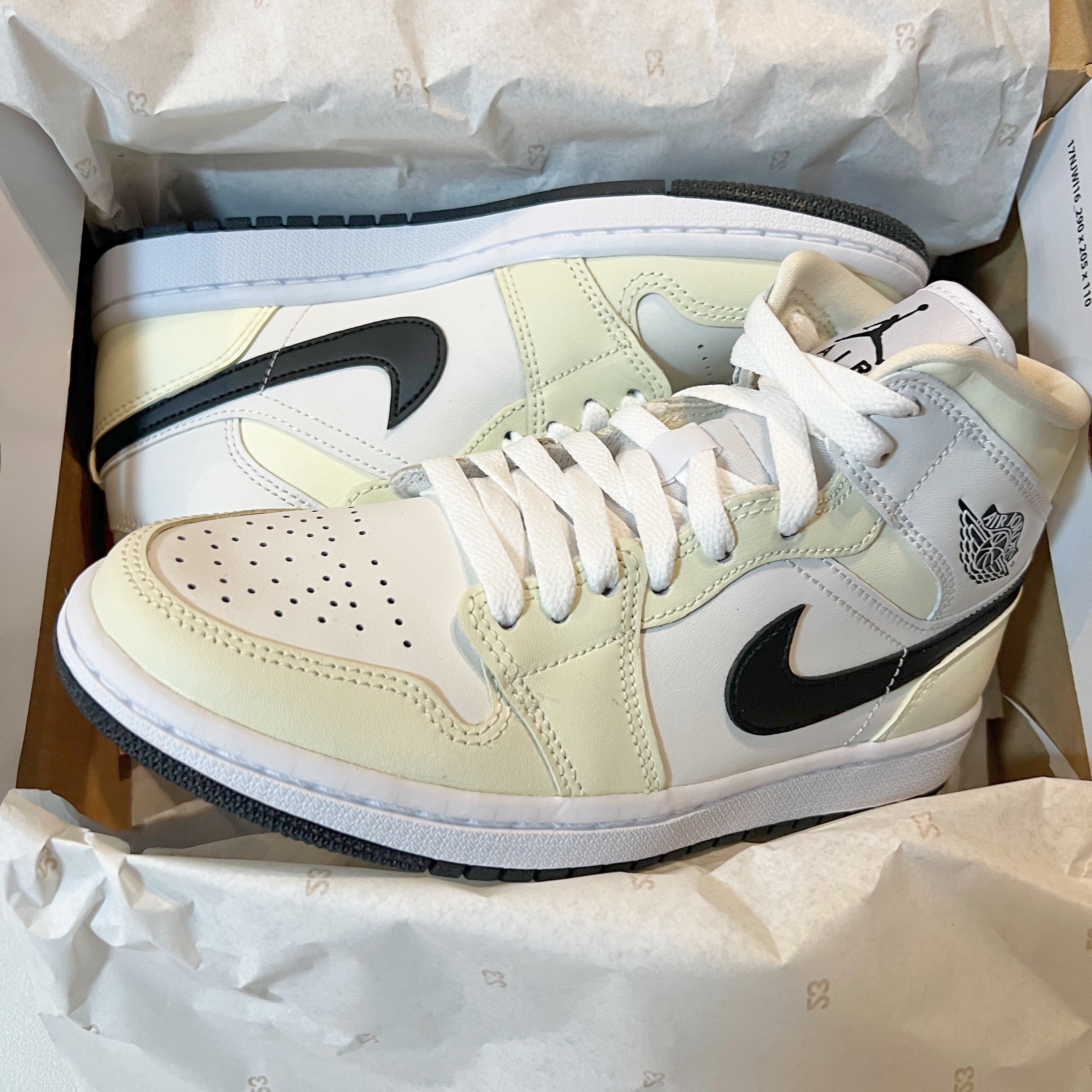 (W) Jordan 1 Mid Coconut Milk 착용 스타일 - 1