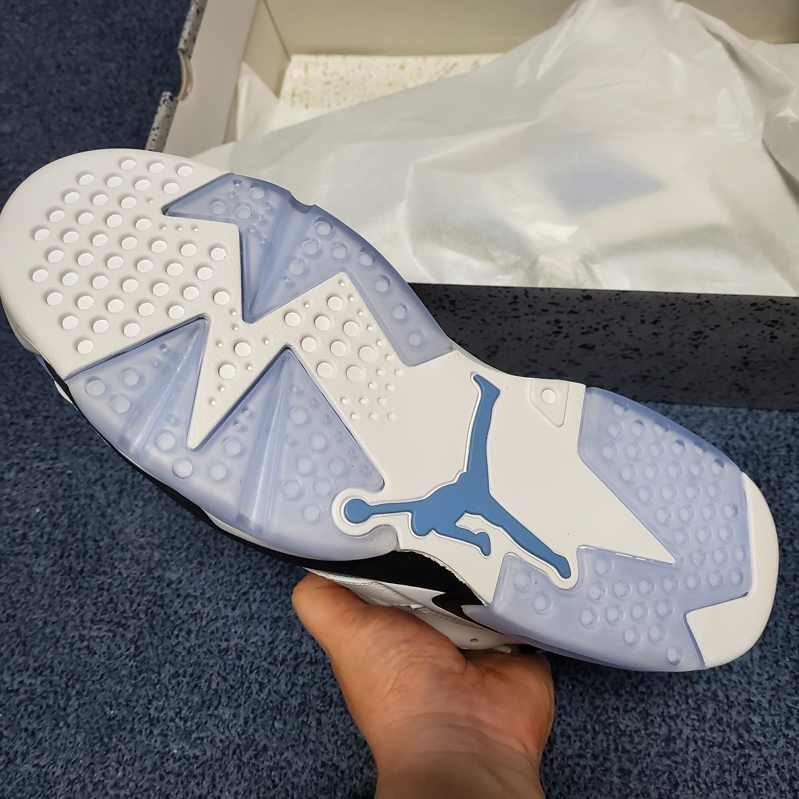 Jordan 6 Retro University Blue, IAB Studio Socks Pack White Purple Cyan 착용 스타일 - 4
