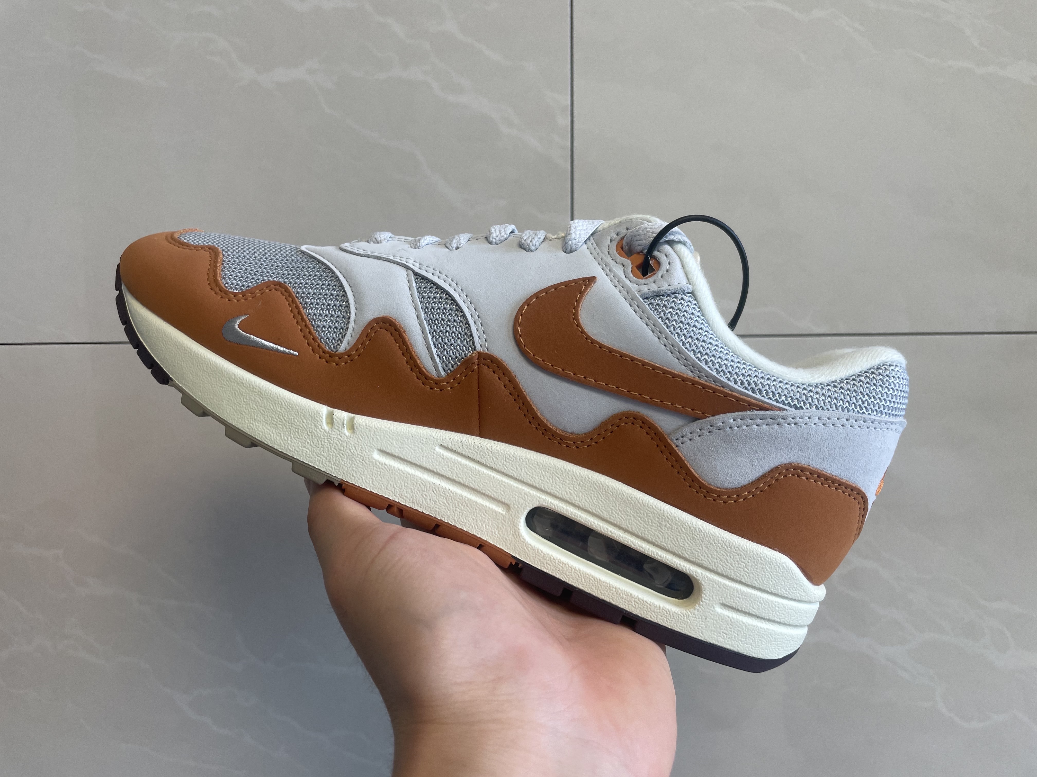 Nike x Patta Air Max 1 Monarch 착용 스타일
