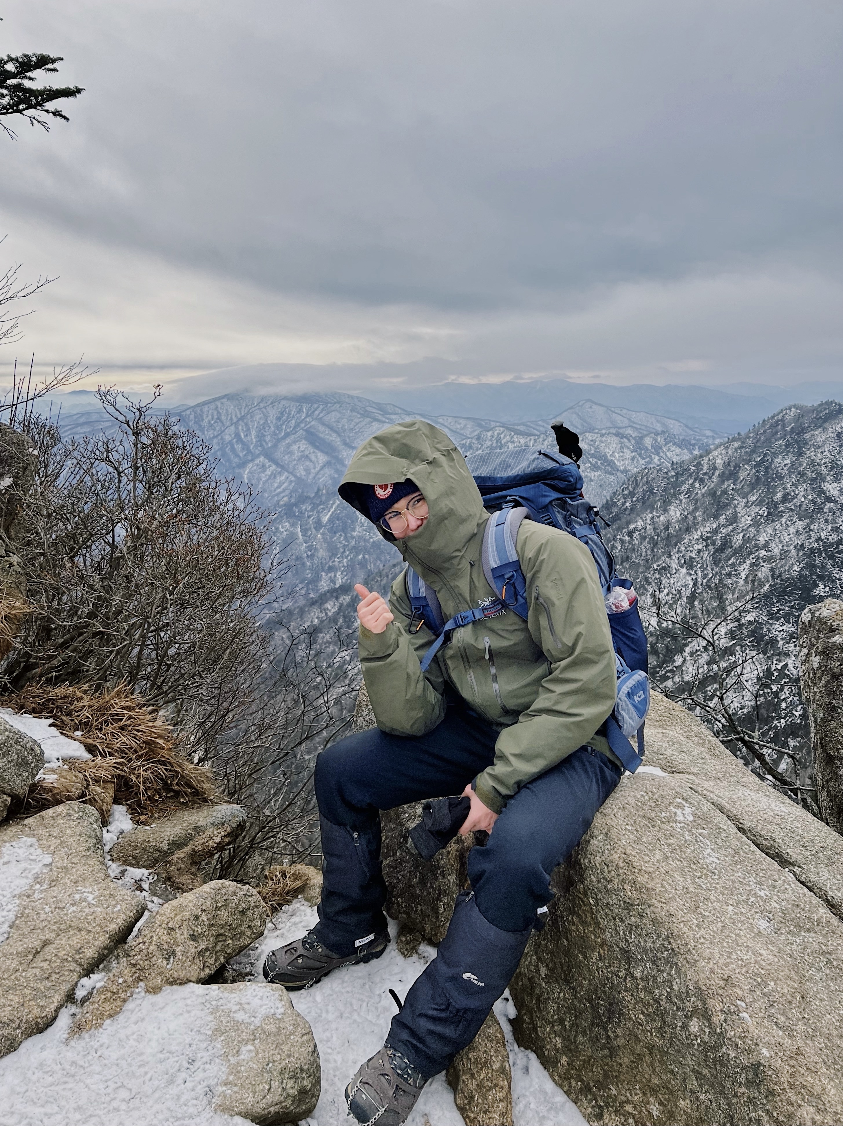 Arc'teryx Beta Jacket Black, Arc'teryx Alpha SV Jacket 24K Black 착용 스타일 - 2