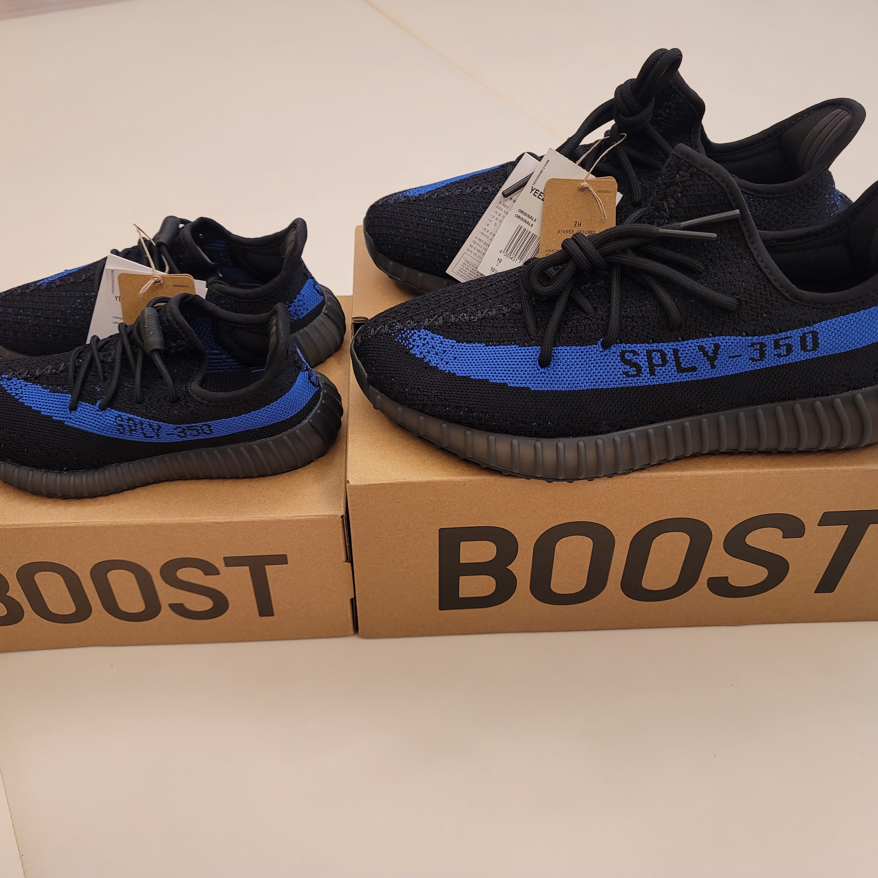 (Kids) Adidas Yeezy Boost 350 V2 Dazzling Blue, Adidas Yeezy Boost 350 V2 Dazzling Blue 착용 스타일 - 1