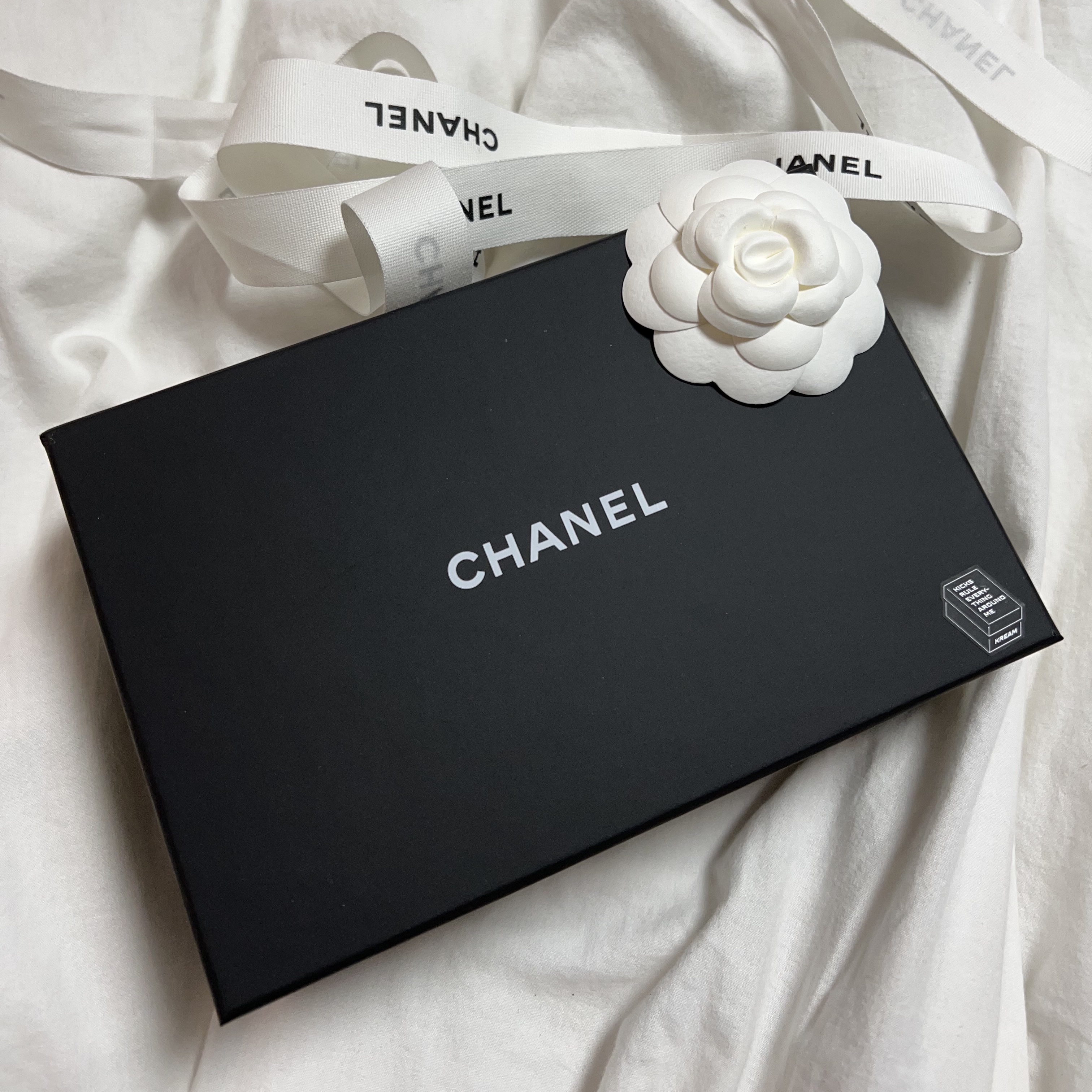 Chanel Clutch with Chain Lambskin & Gold Black 착용 스타일 - 2