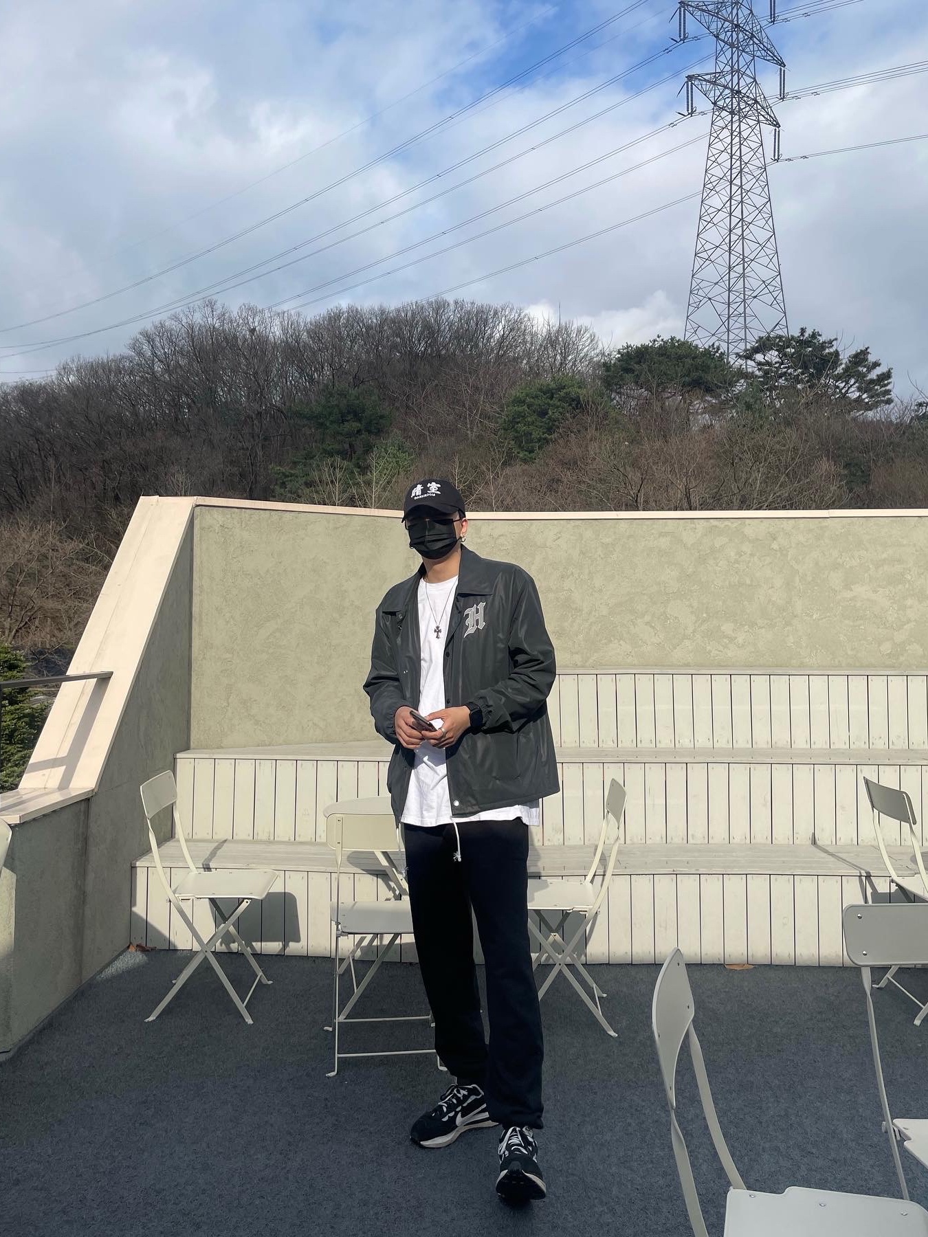 Nike x Sacai VaporWaffle Black White, Darkr8m Studio x Hardhitters Reflective Coach Jacket Black 착용 스타일 - 2