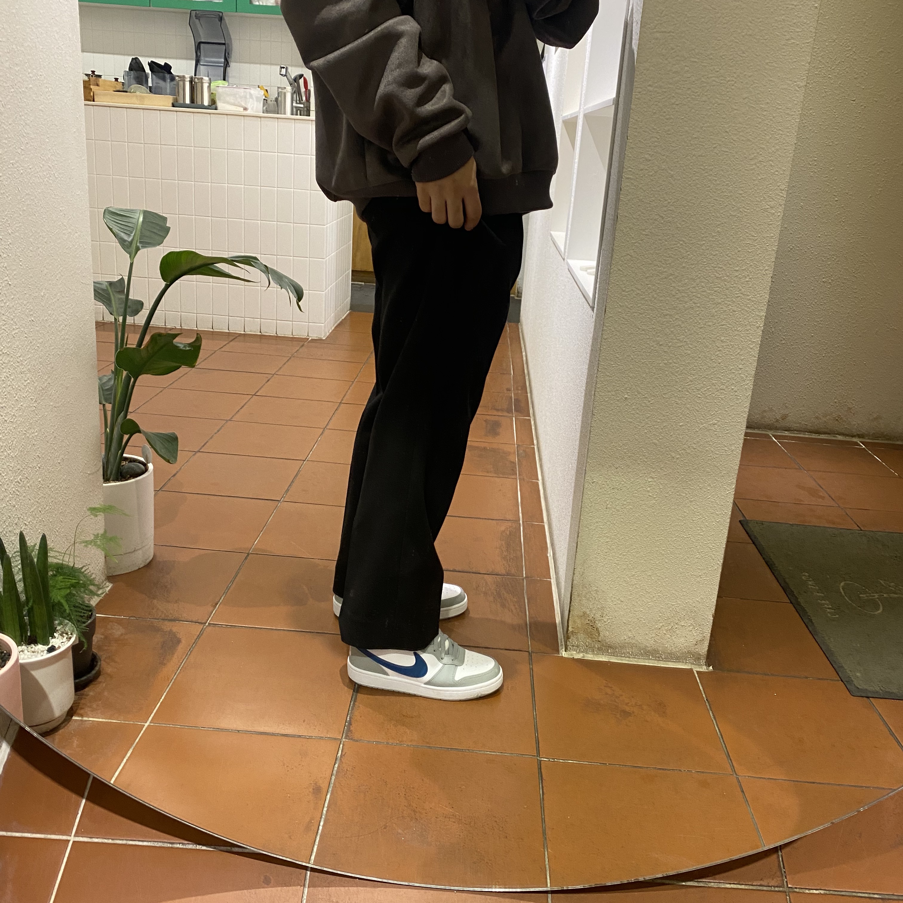 Nike Air Force 1 '07 LV8 Athletic Club Light Smoke Grey Marina 착용 스타일