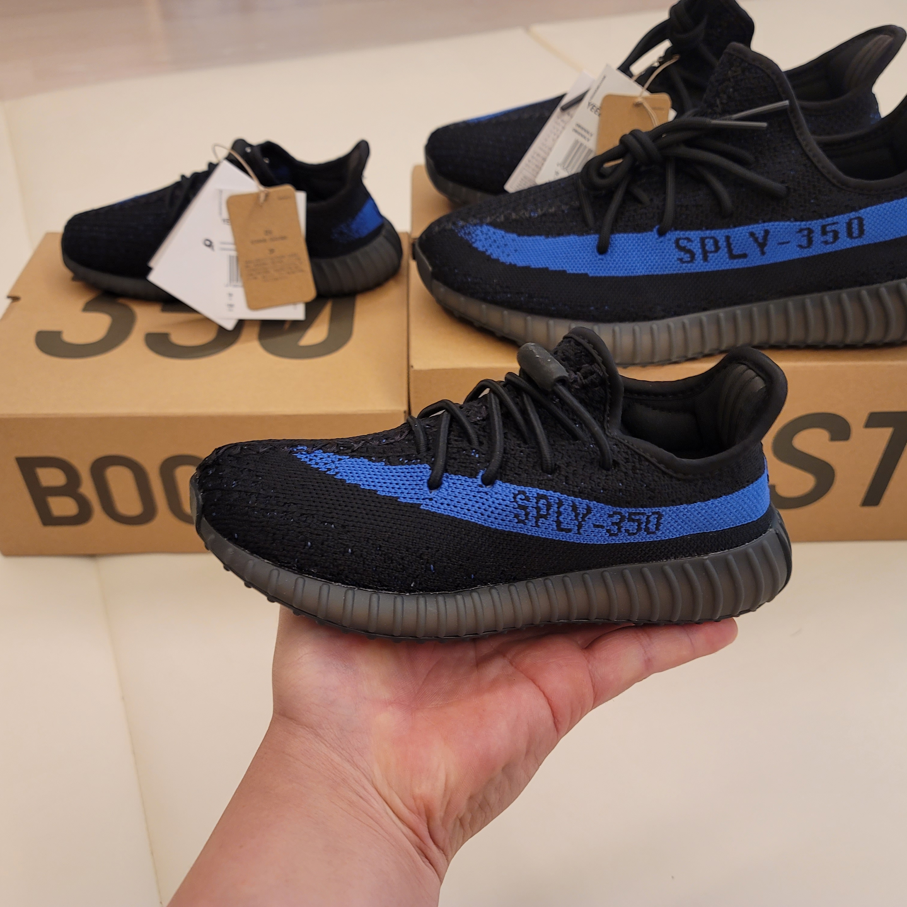 (Kids) Adidas Yeezy Boost 350 V2 Dazzling Blue, Adidas Yeezy Boost 350 V2 Dazzling Blue 착용 스타일 - 3