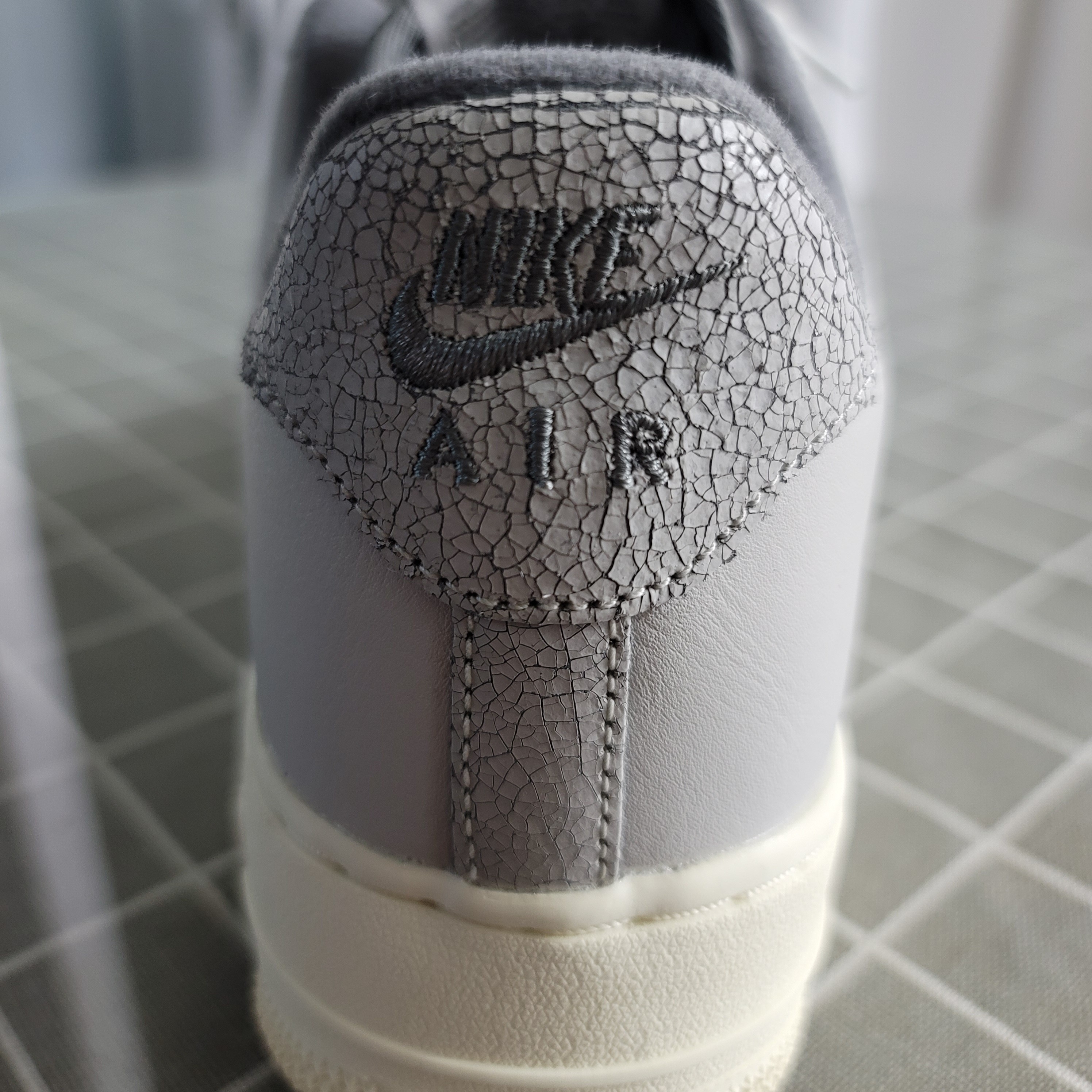 Nike Air Force 1 '07 LX Light Bone and Coconut Milk 착용 스타일 - 4