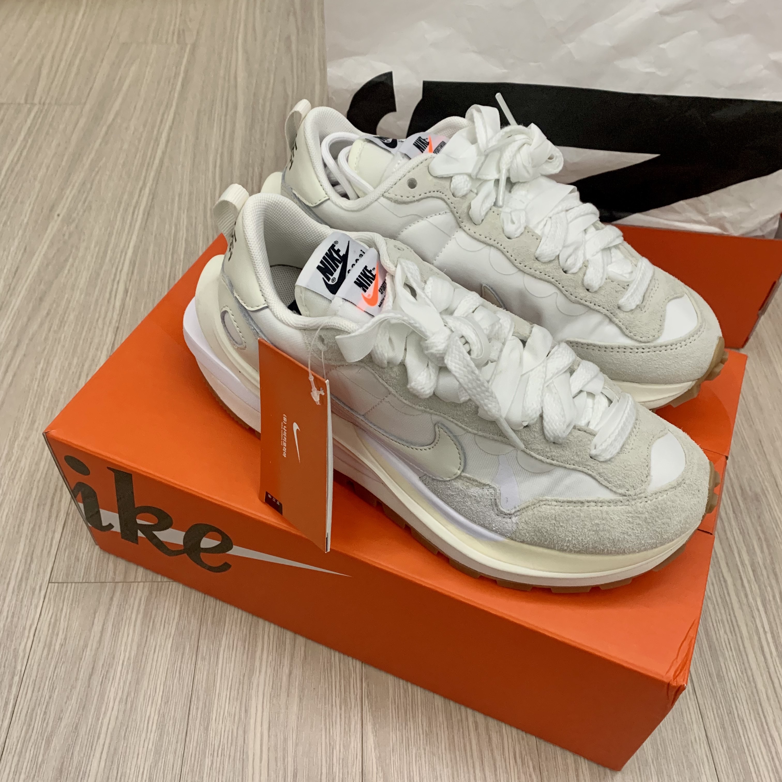 Nike x Sacai VaporWaffle White and Gum 착용 스타일