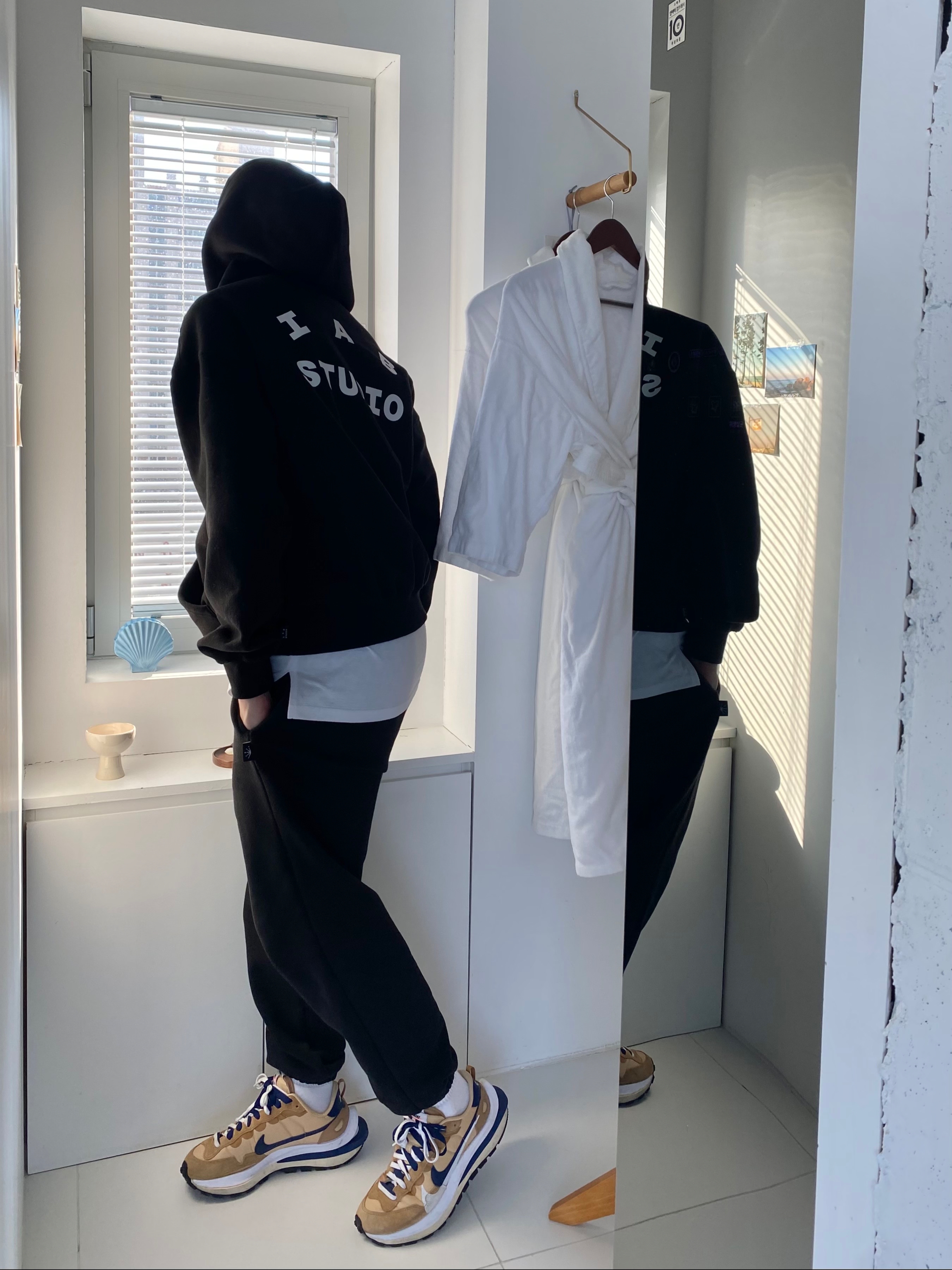 Nike x Sacai VaporWaffle Sesame and Blue Void, IAB Studio Hoodie Black White 착용 스타일 - 1