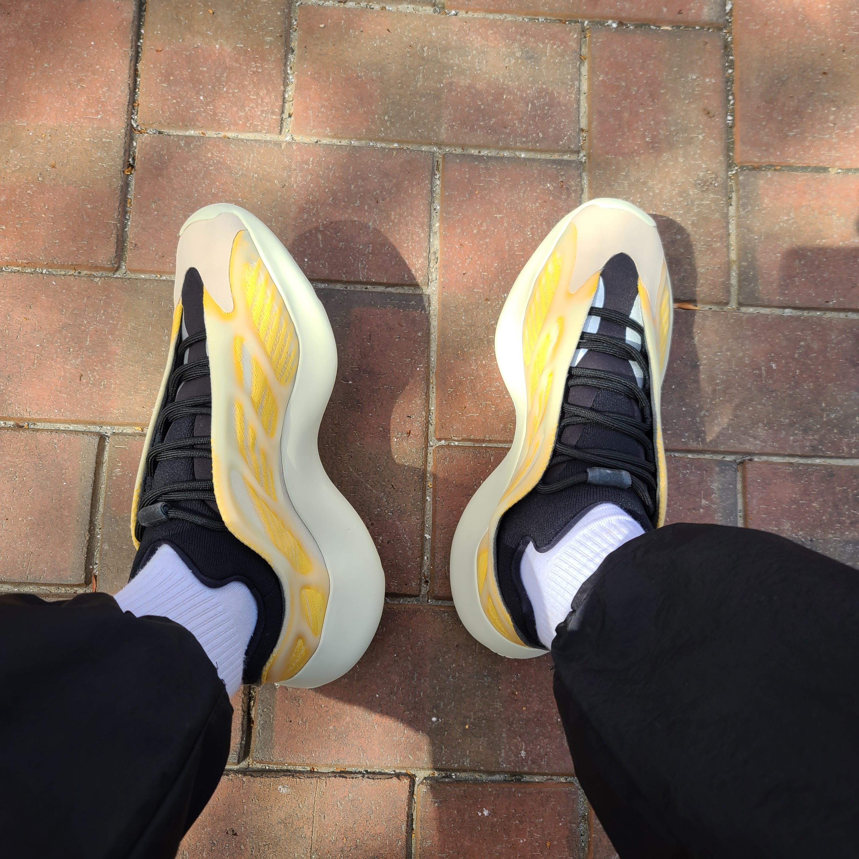 Adidas Yeezy 700 V3 Mono Safflower 착용 스타일