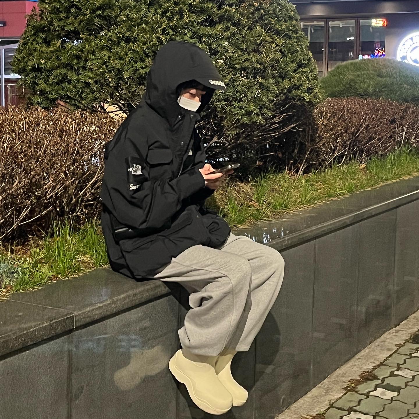 Supreme x The North Face Cargo Jacket Black - 20SS, Bottega Veneta Puddle Ankle Boots Sea Salt 착용 스타일