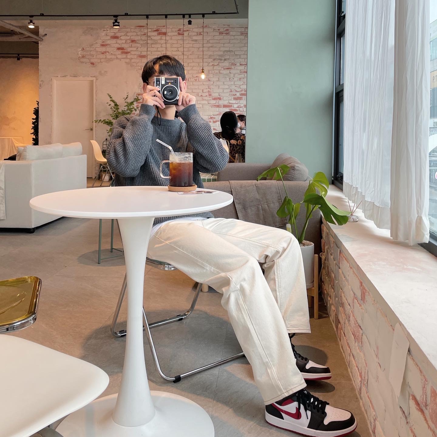 Jordan 1 Mid Gym Red Black White 착용 스타일